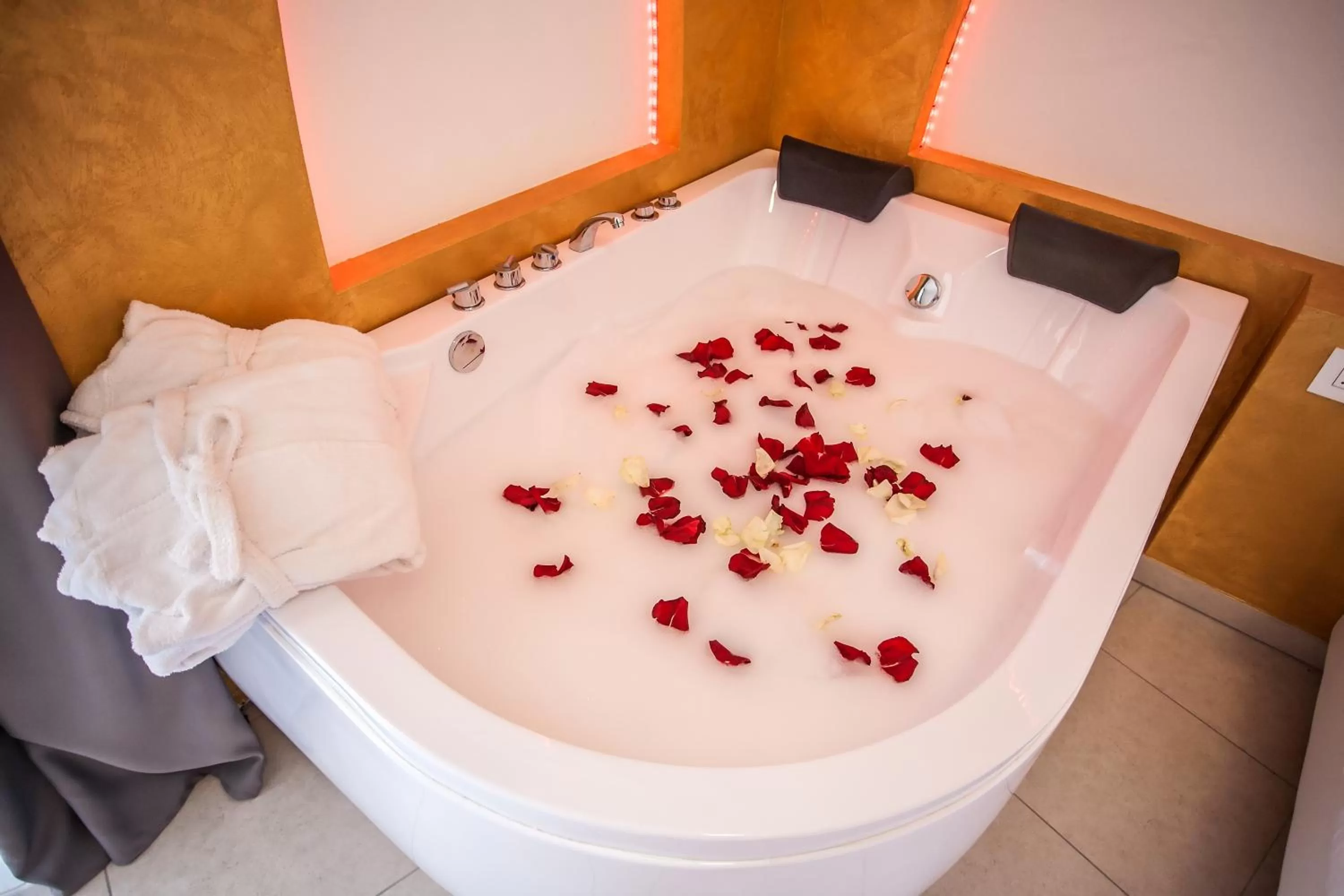 Hot Tub in Hotel Oceanomare