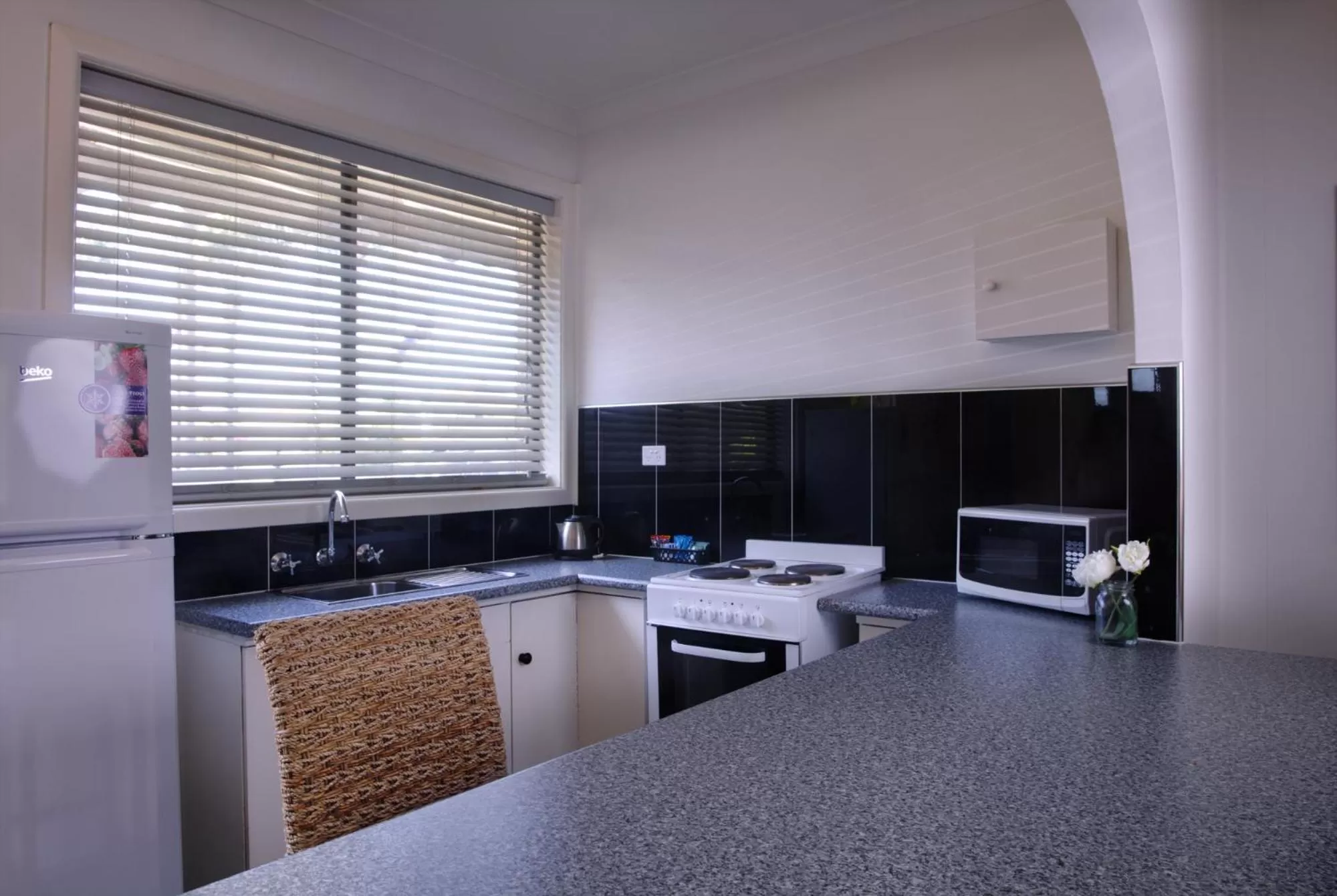 Kitchen or kitchenette in Tuncurry Motor Lodge
