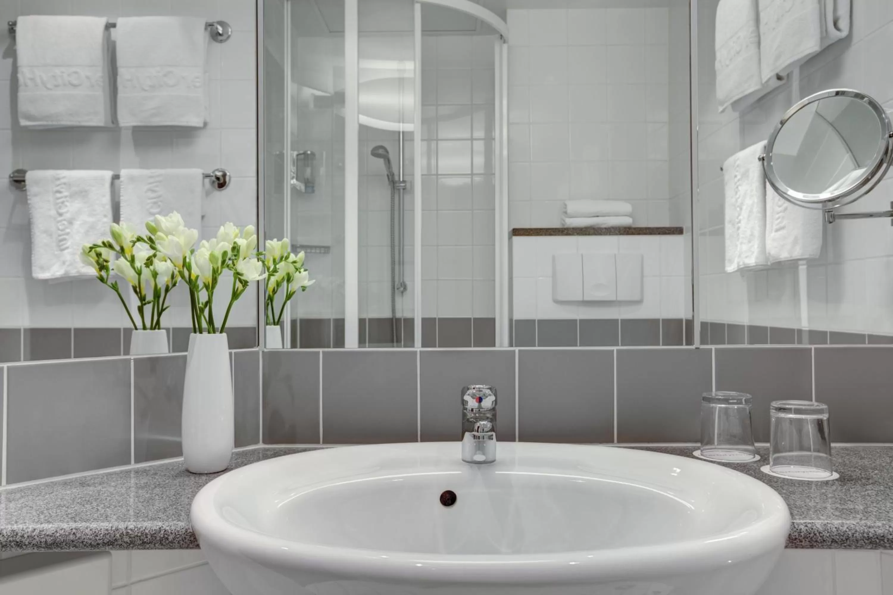 Bathroom in IntercityHotel Berlin Ostbahnhof