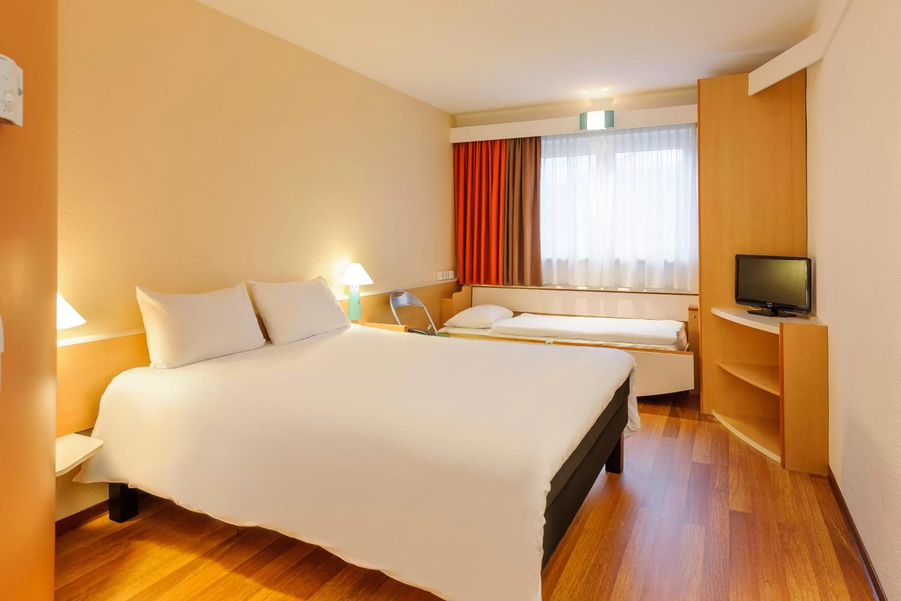 Photo of the whole room, Bed in ibis Berlin Dreilinden