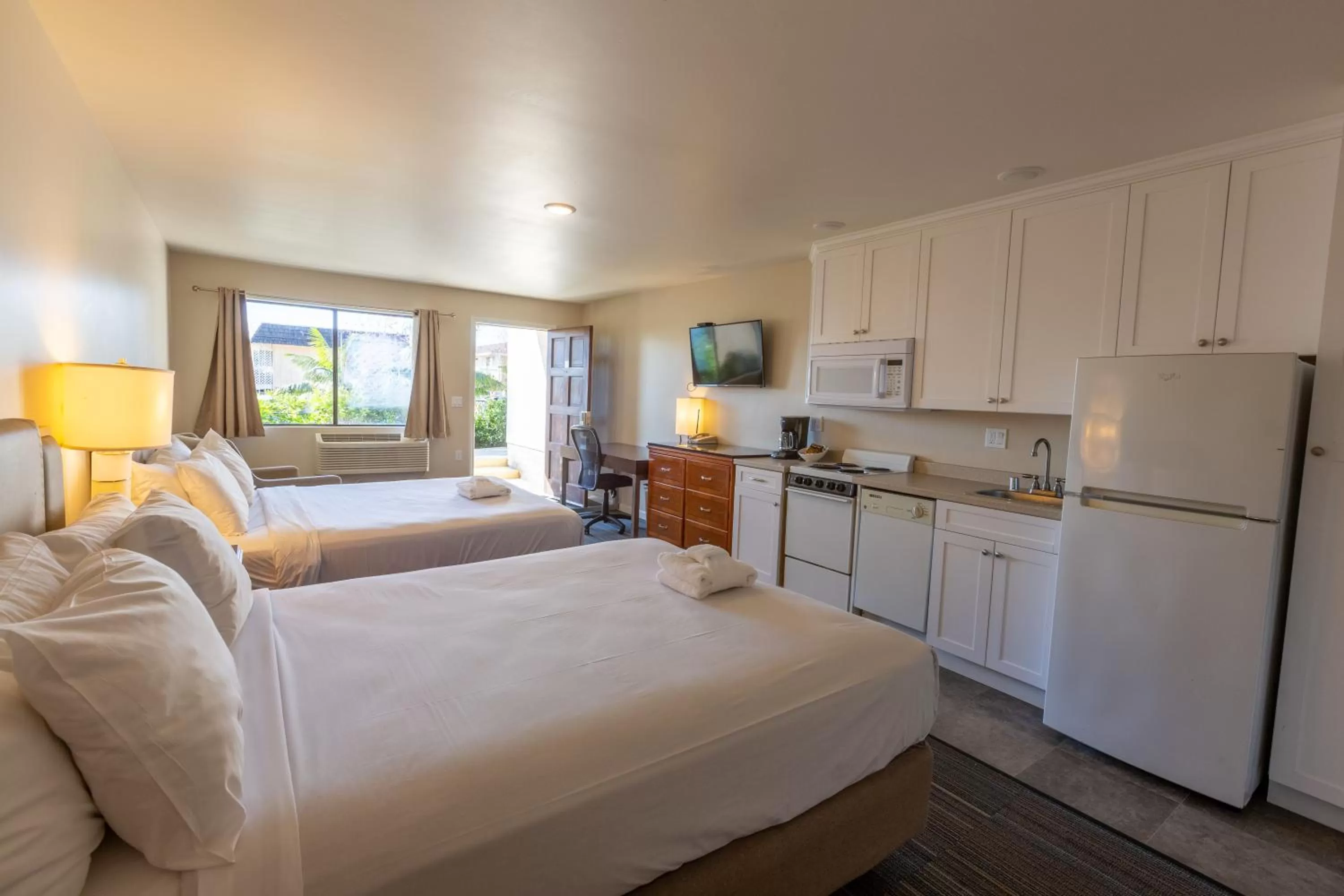 Bed in Moonlight Beach Motel