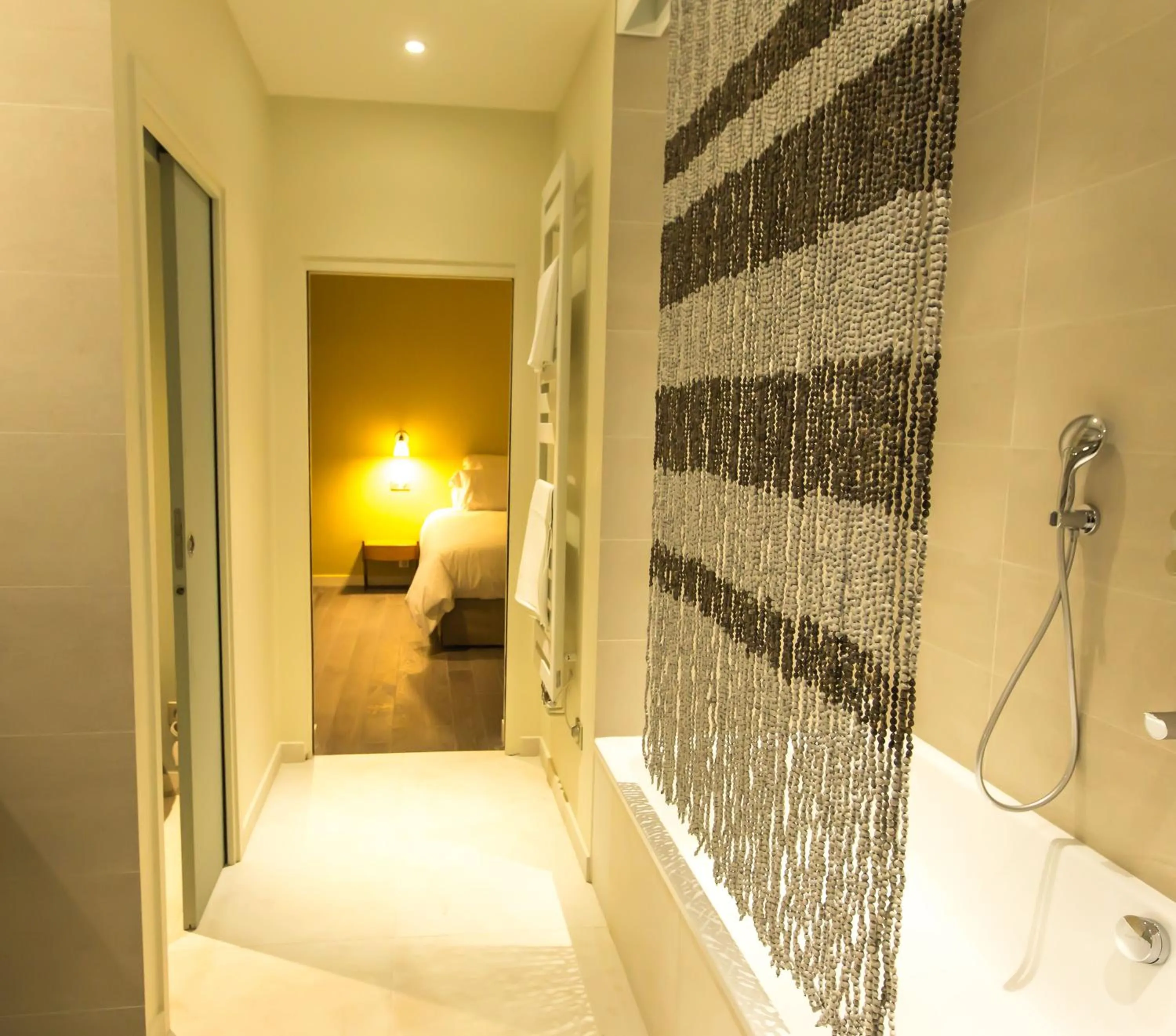 Bathroom, Bed in Eden Lodge Paris