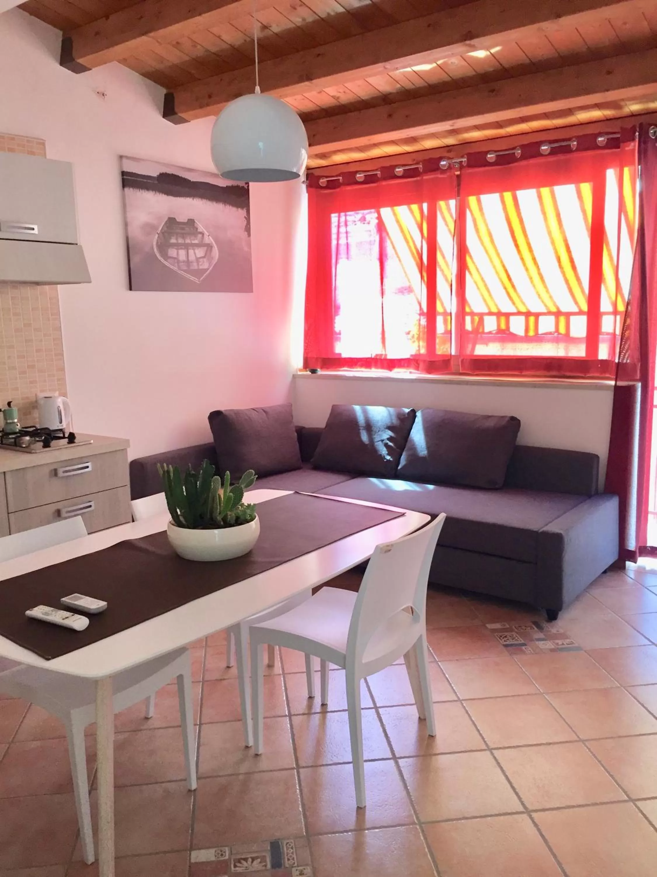 Kitchen or kitchenette, Seating Area in Verdirooms158