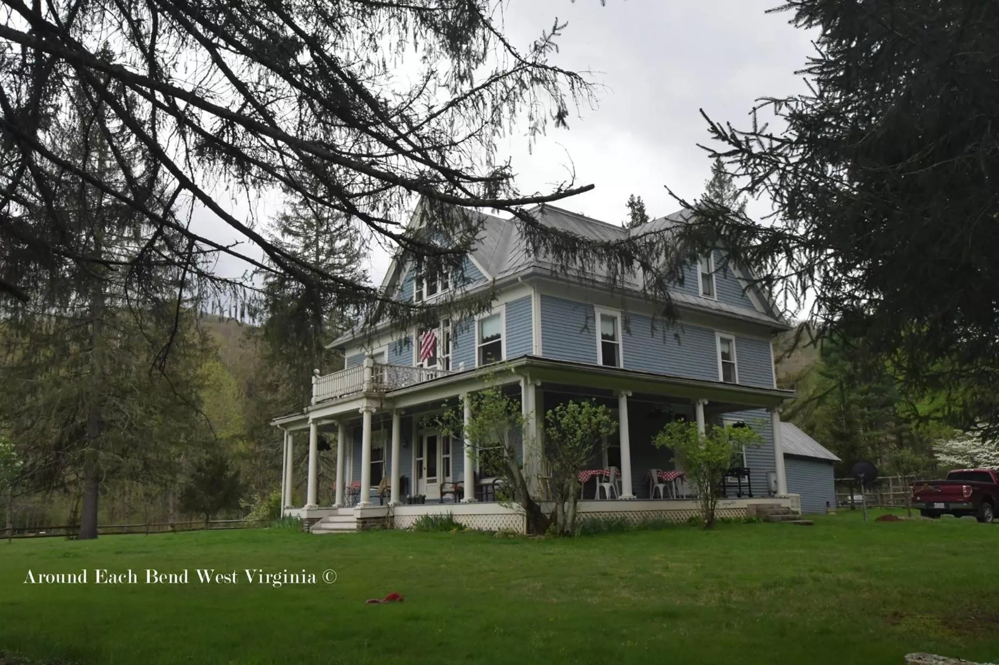 Property building in Laurel River Club Bed & Breakfast or LRCBNB