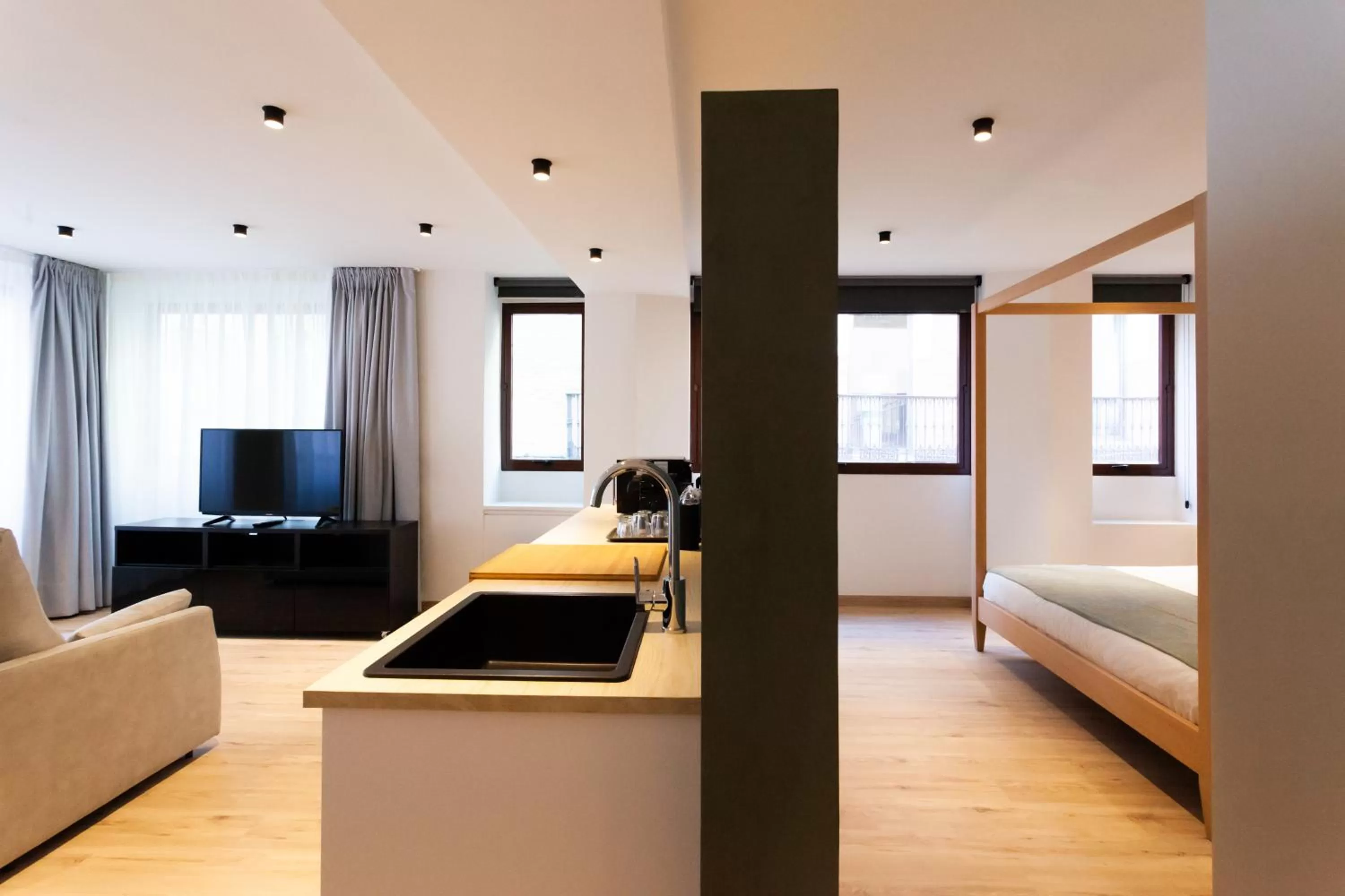 TV and multimedia, Bed in Welldone Sierpes Boutique