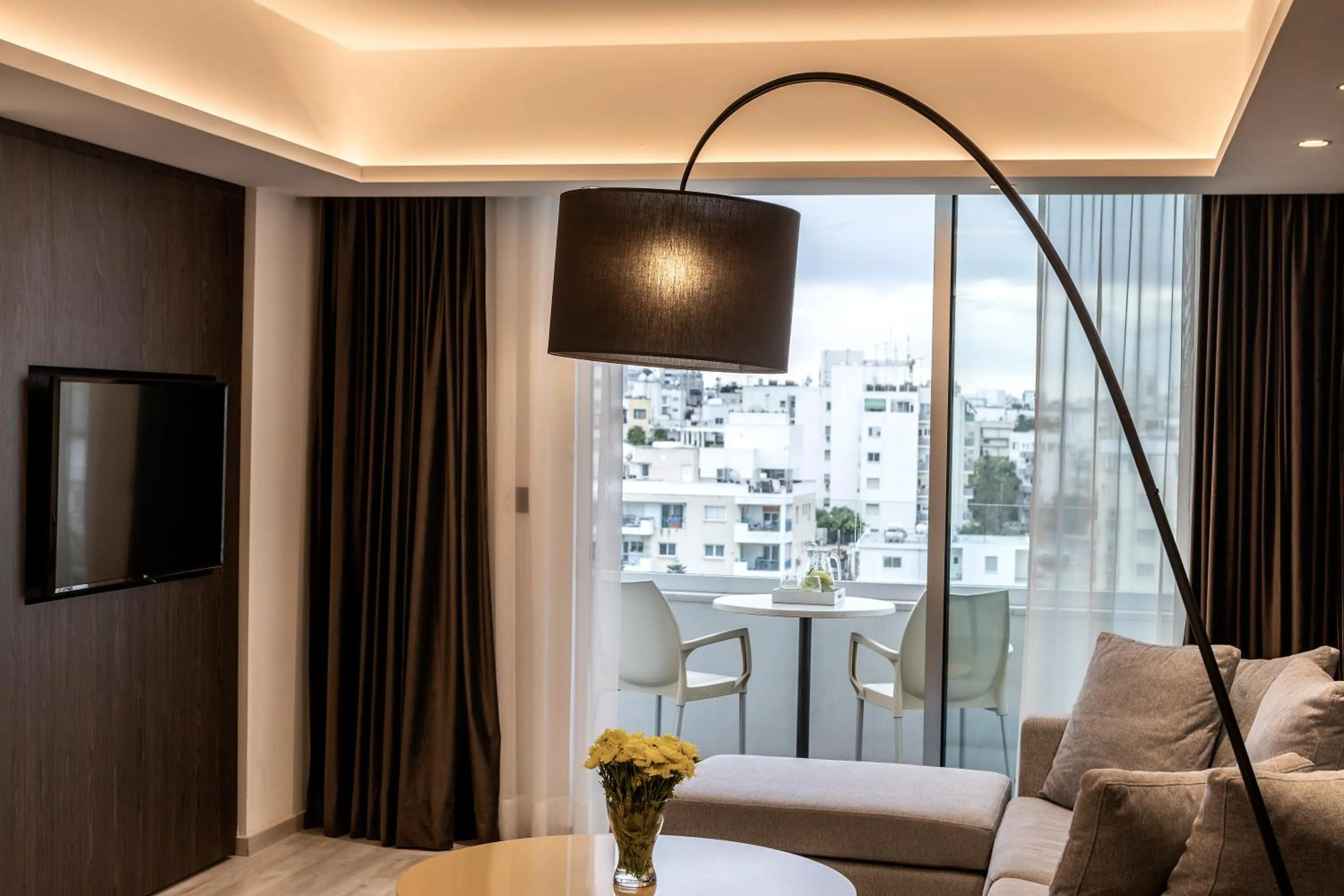 TV and multimedia in Almond Business Hotel