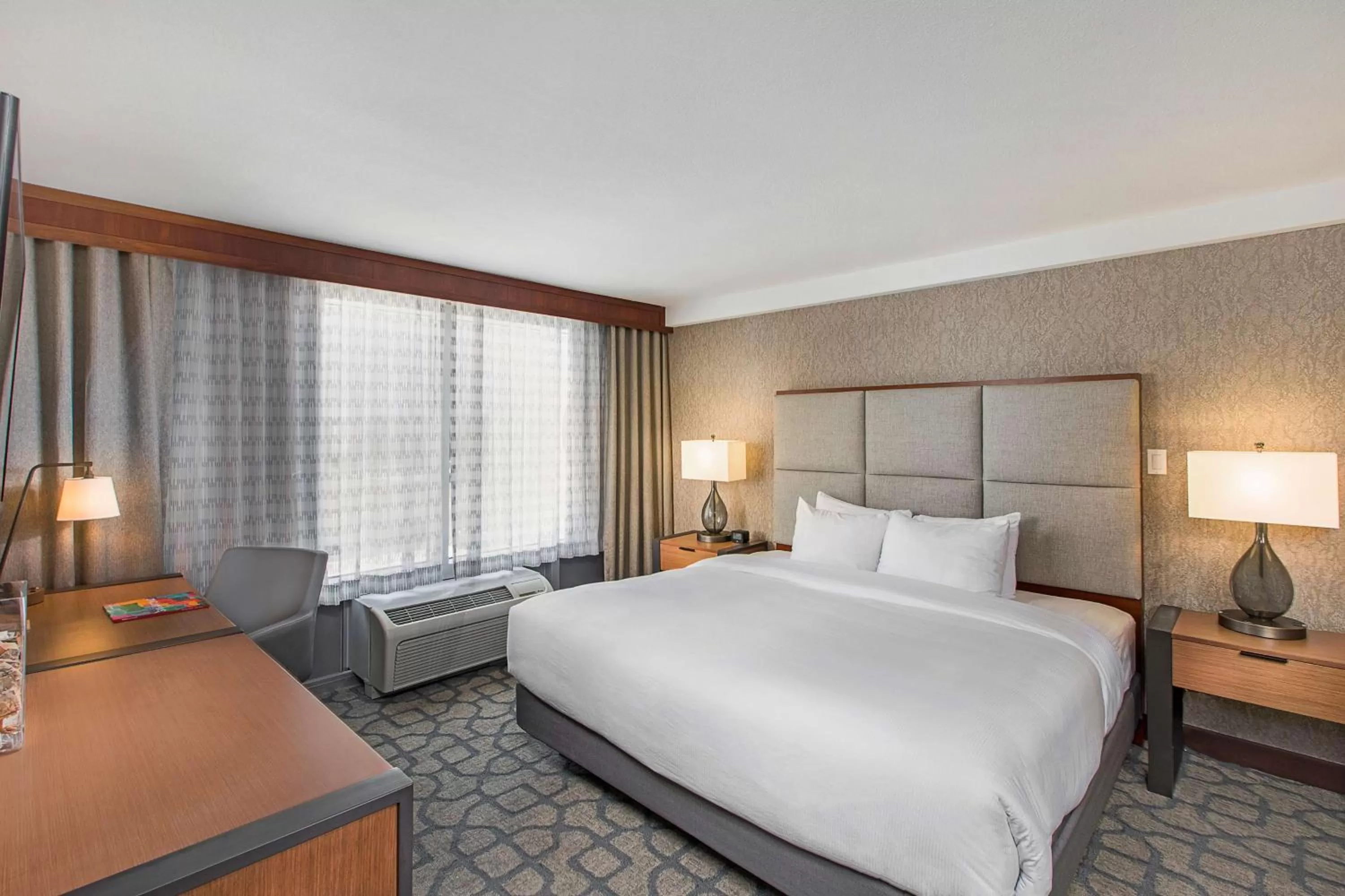 Bedroom, Bed in DoubleTree by Hilton San Antonio Northwest - La Cantera