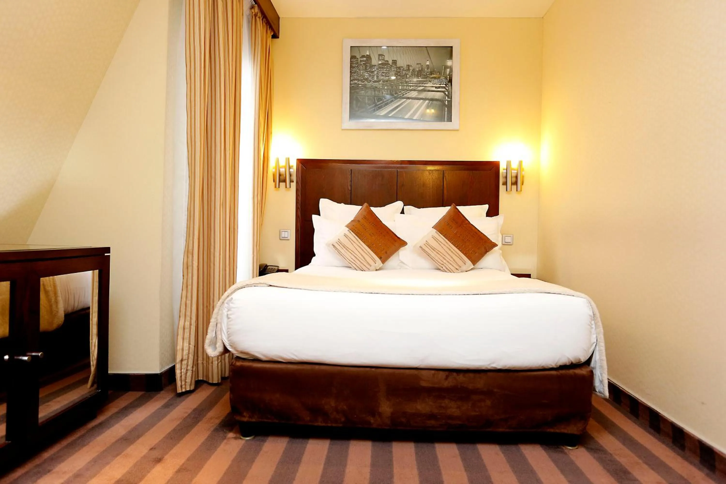 Bedroom, Bed in Grand Hotel Francais