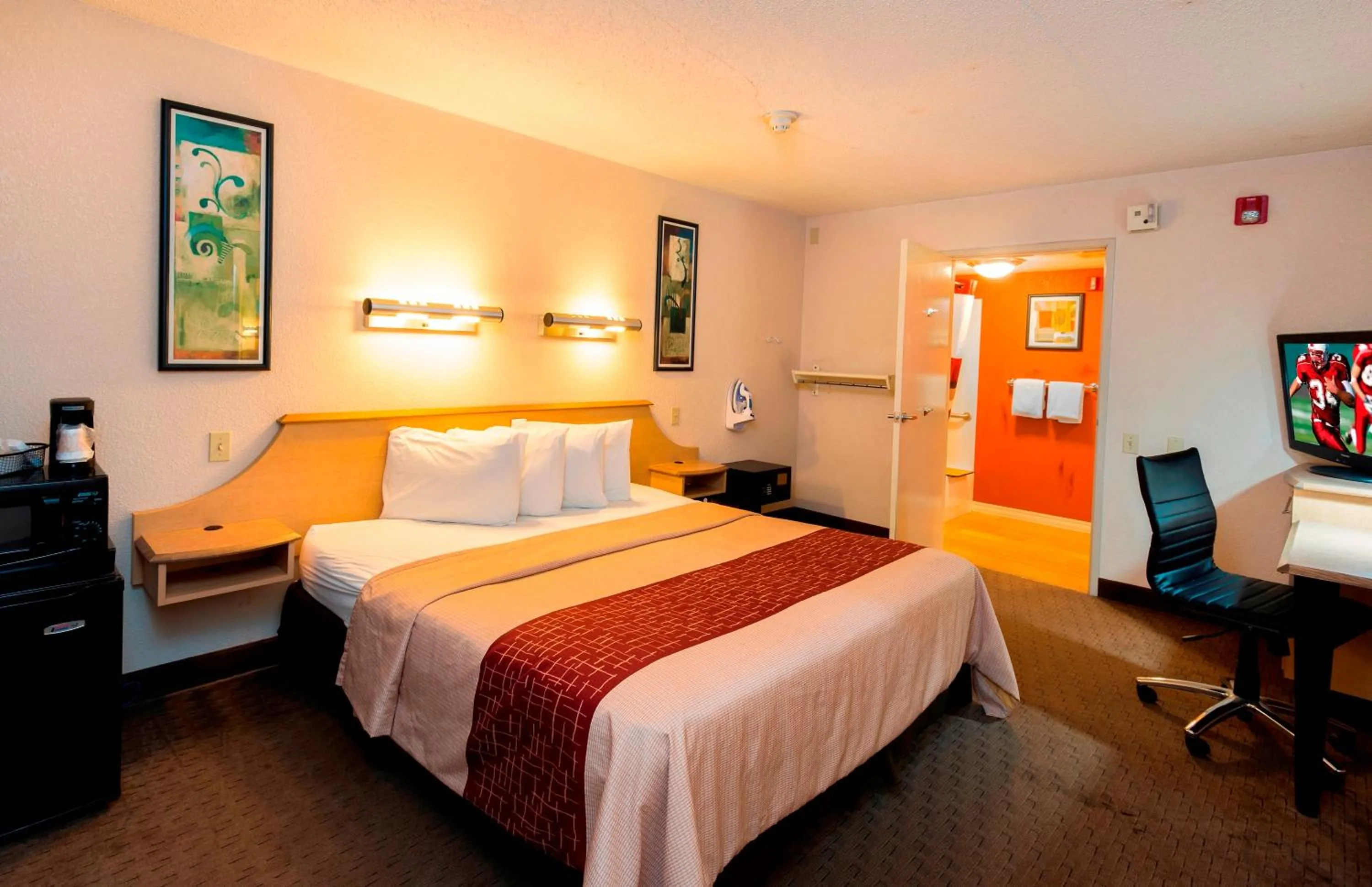 Superior King Room Disability Access Smoke Free in Red Roof Inn Buffalo - Hamburg/ I-90