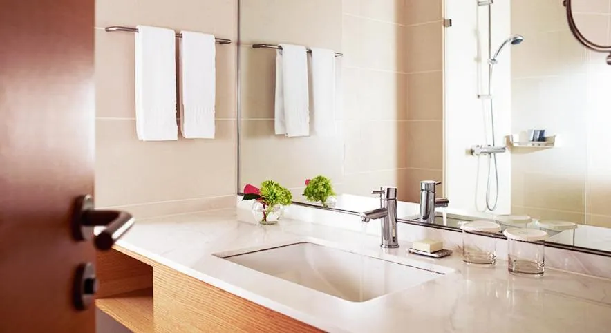 Deluxe Twin Room with Breakfast with Access to Sauna, Pool, Fitness in Rolling Hills Hotel