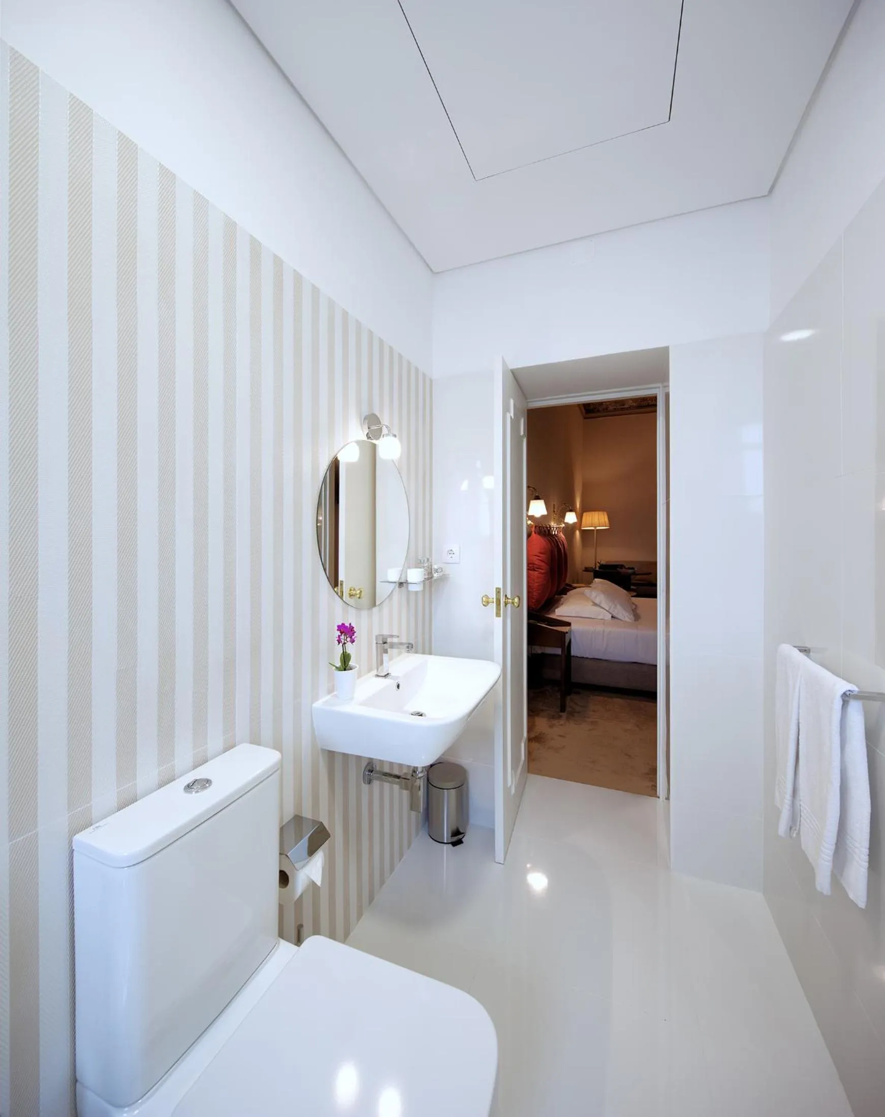 Toilet, Bed in The Rex Hotel Porto