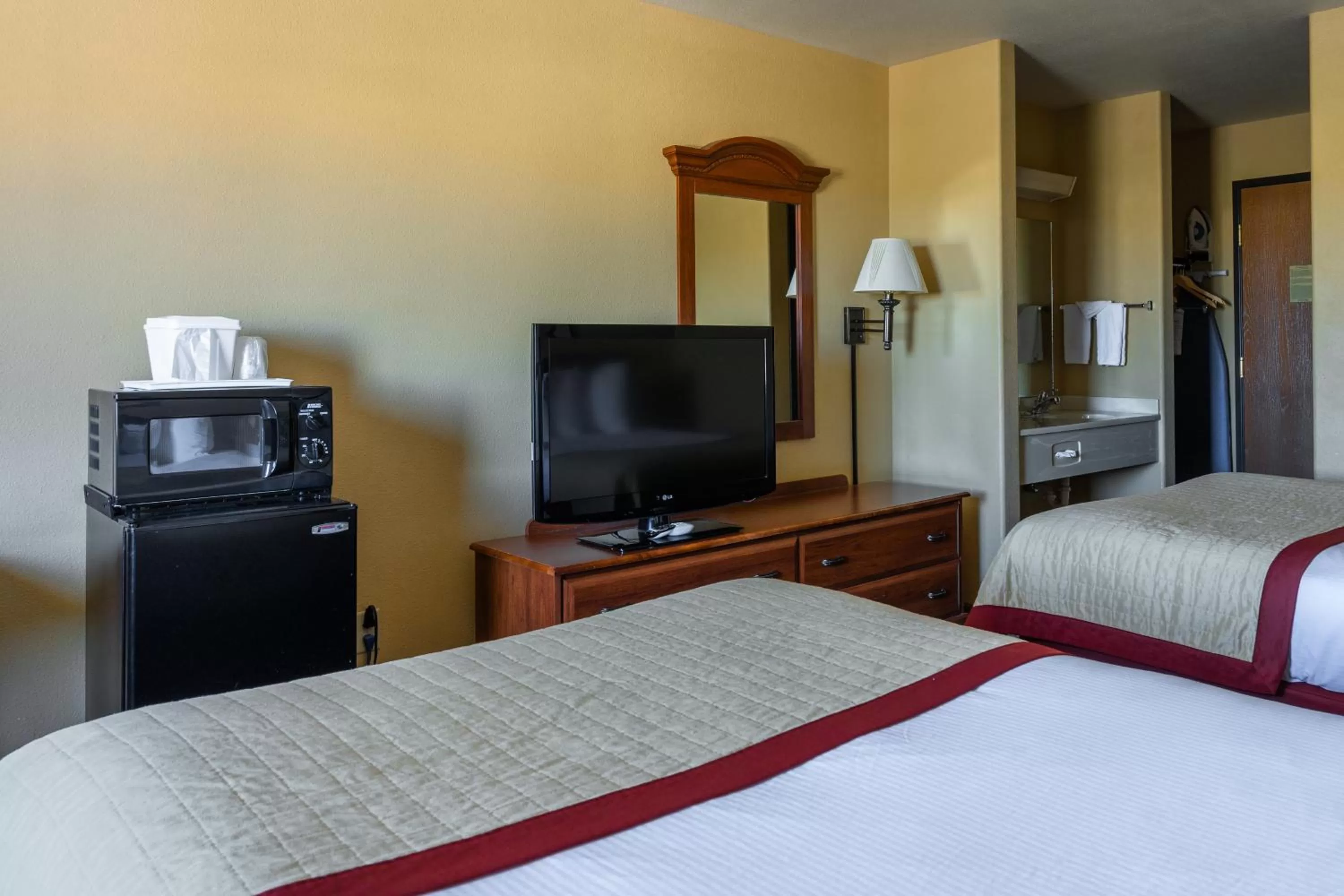 TV and multimedia in Pinedale Hotel & Suites