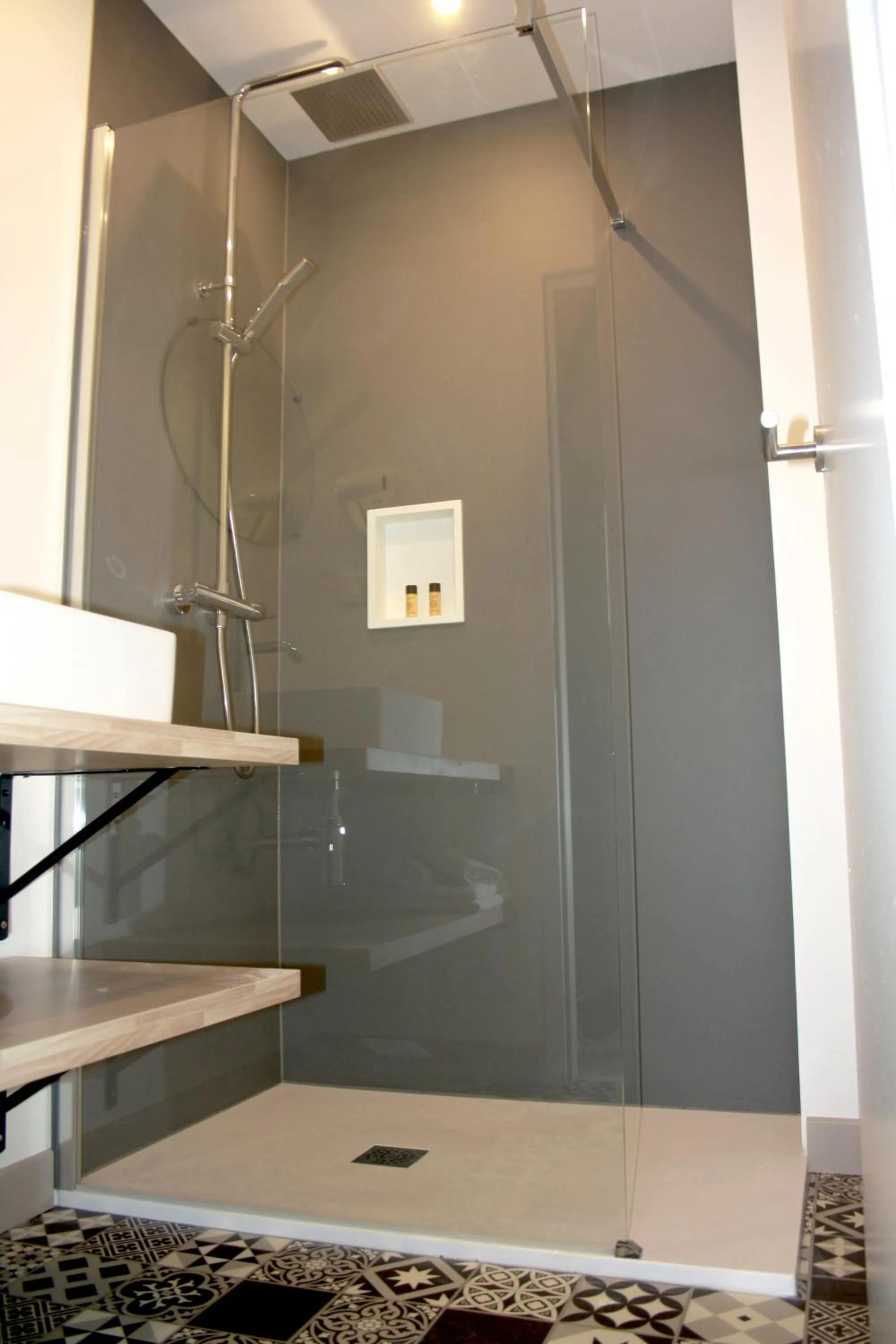 Shower in Logis Hôtel Sea View