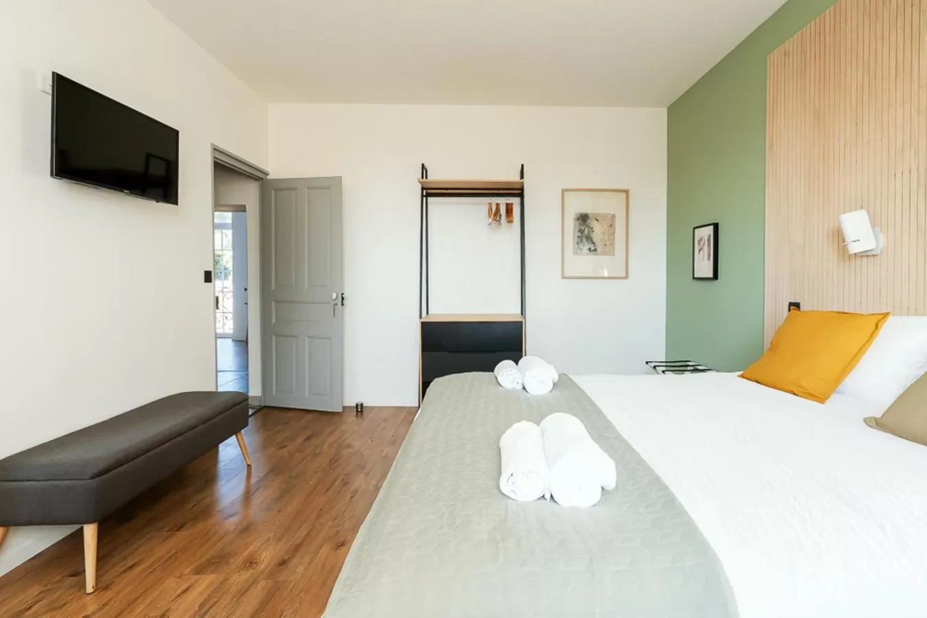 Photo of the whole room, Bed in Le Mas des Oliviers Nîmes