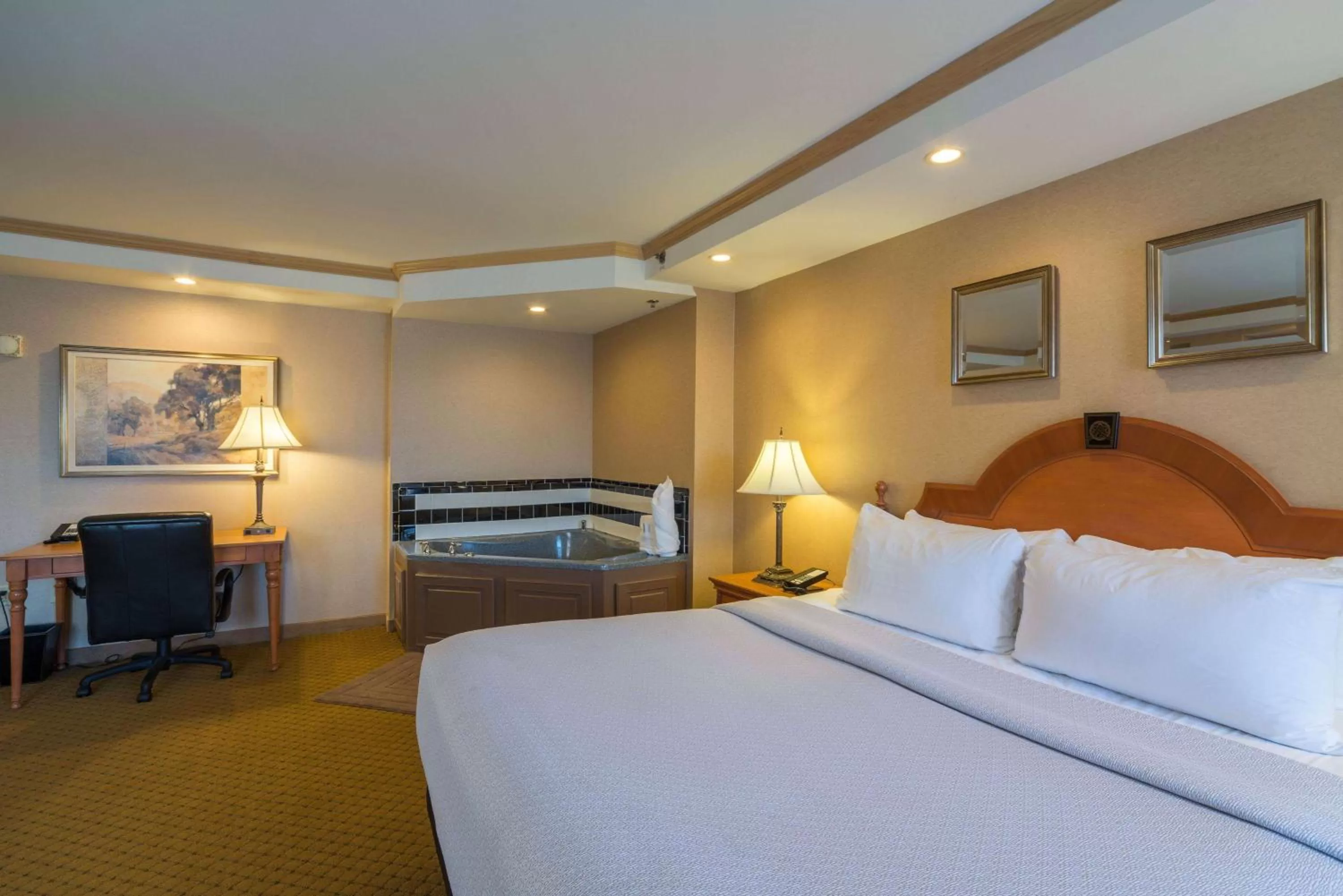 Photo of the whole room, Bed in Ambassador Hotel Milwaukee, Trademark Collection by Wyndham