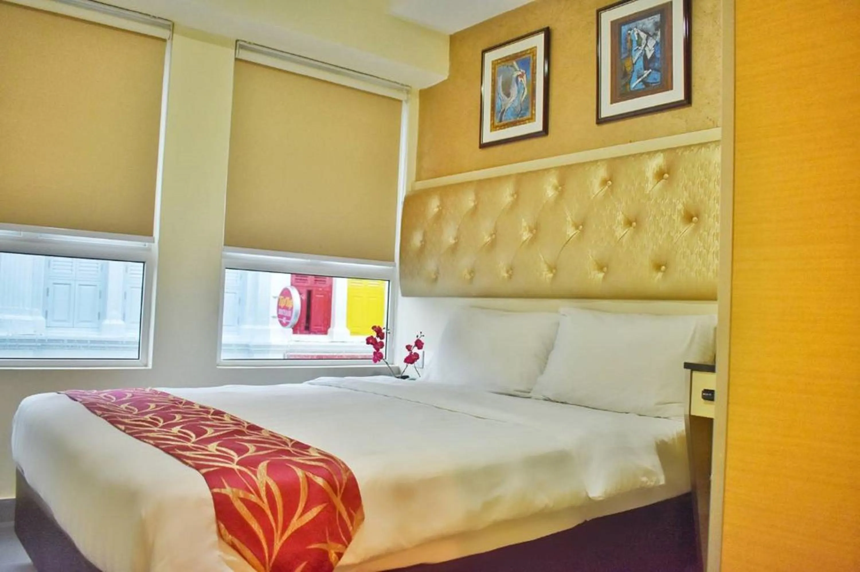 Bed in Sandpiper Hotel Singapore