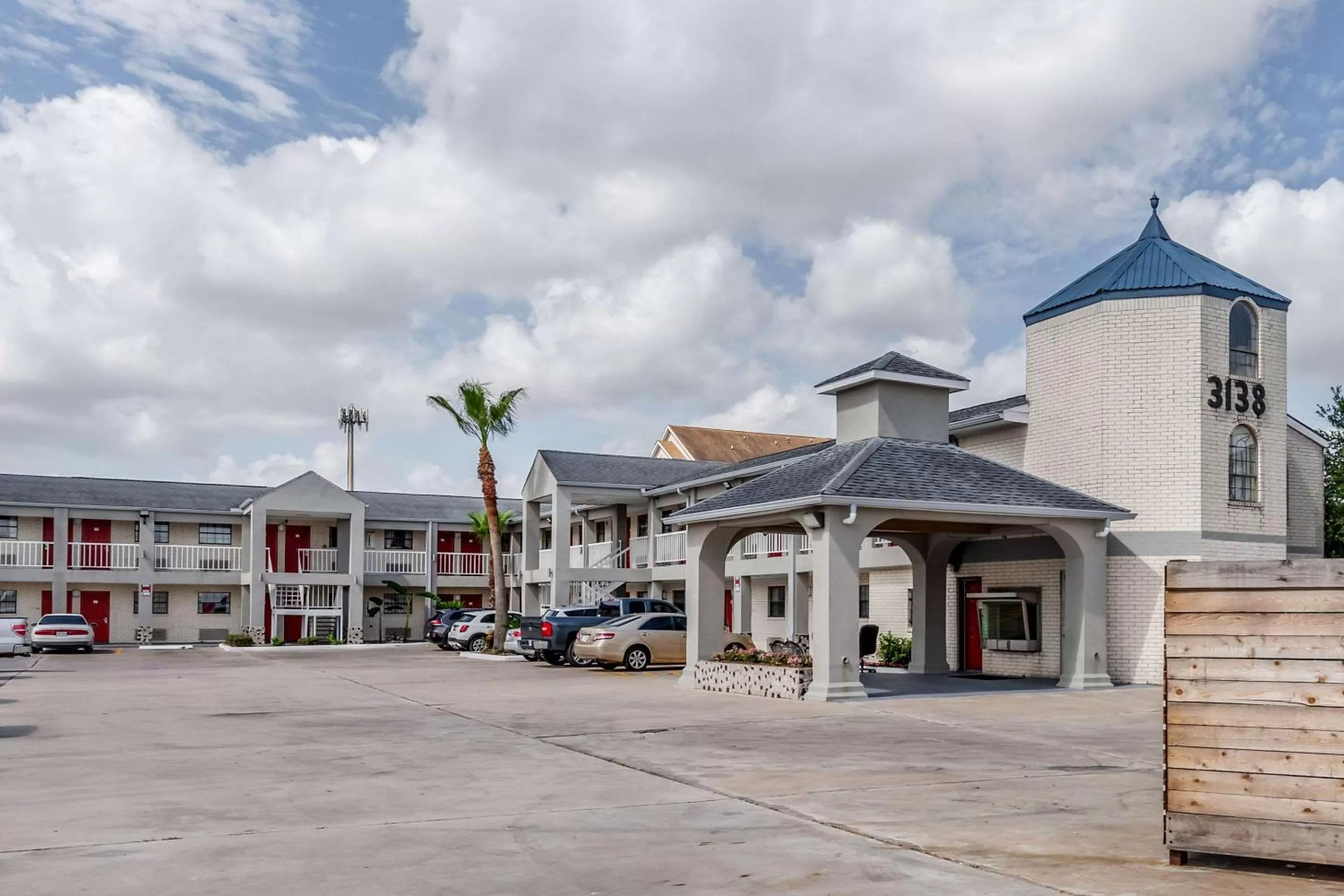 Property building in Summit Inn - Houston Medical Center - NRG Park