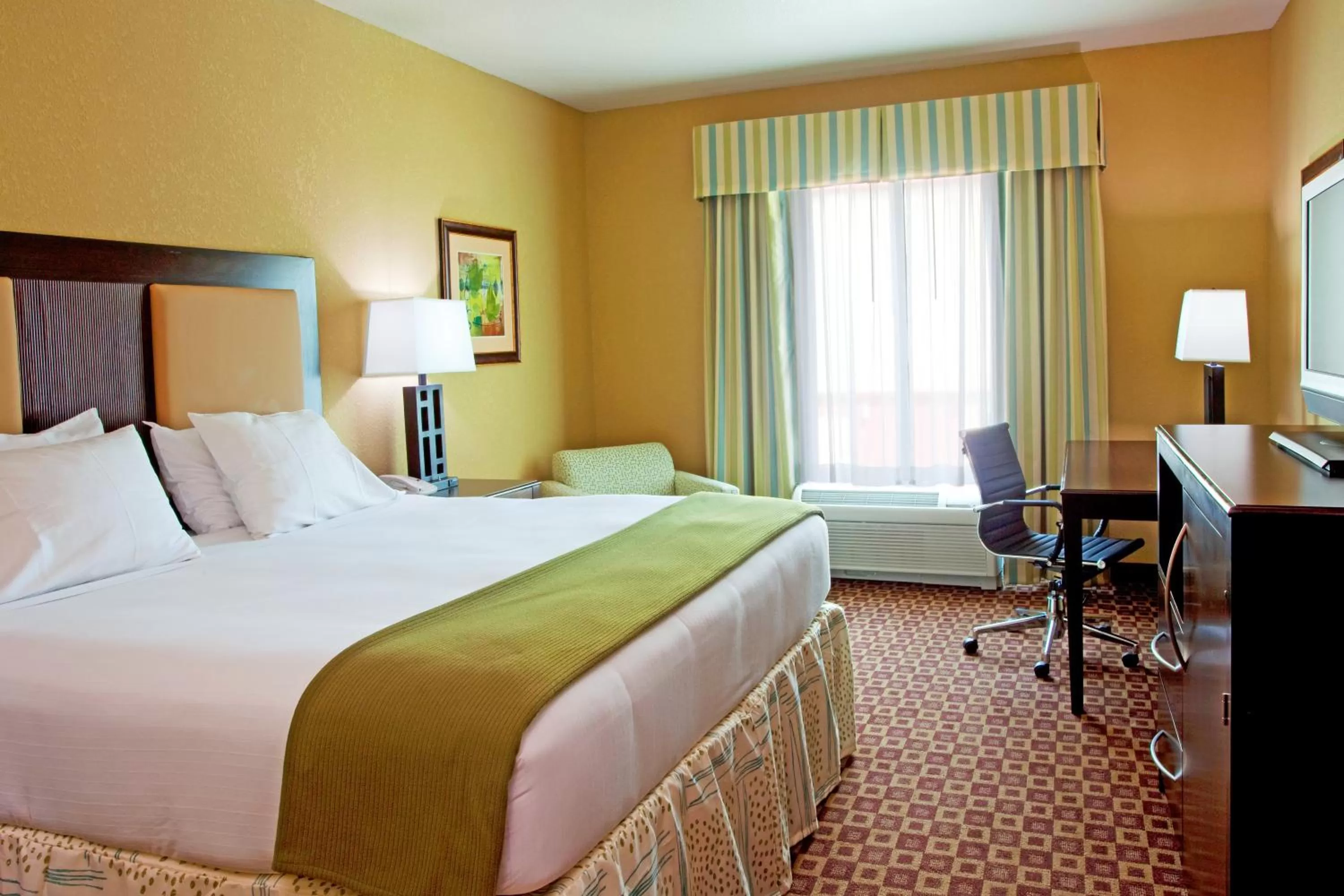 Day, Bed in Holiday Inn Express Hotel & Suites Chaffee - Jacksonville West by IHG