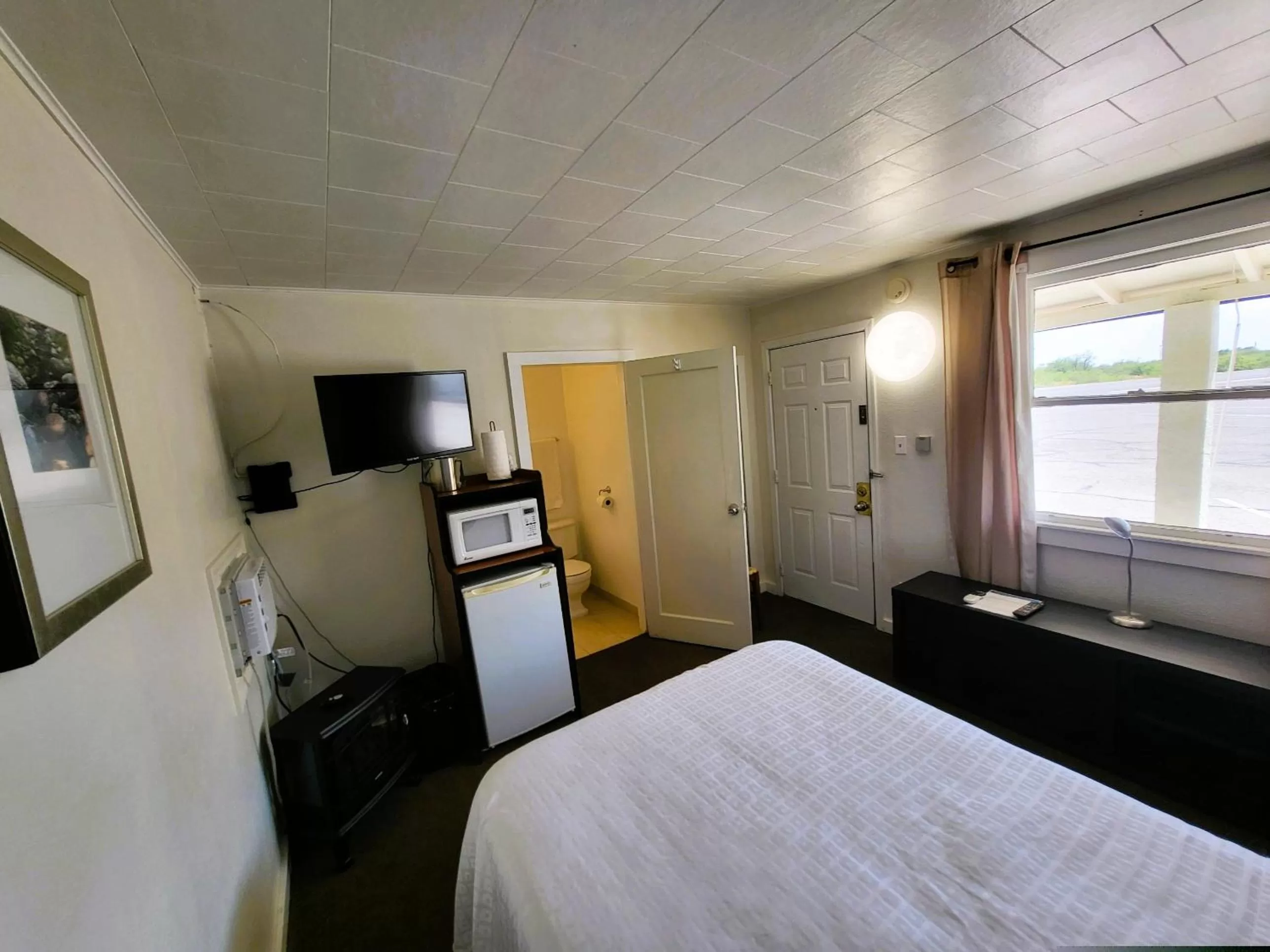 Toilet, Bed in Rose's Motel