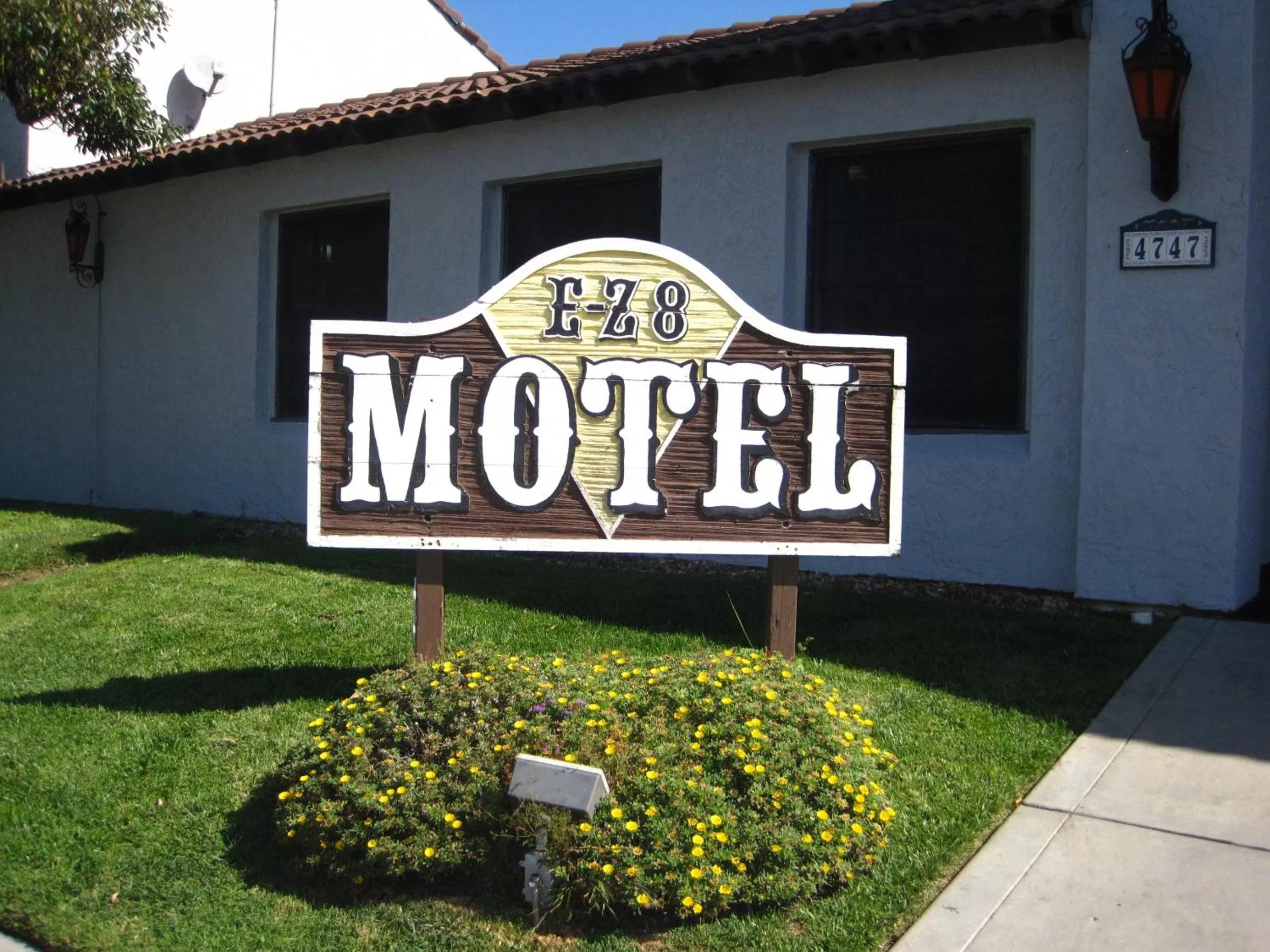 Day in EZ 8 Motel Old Town
