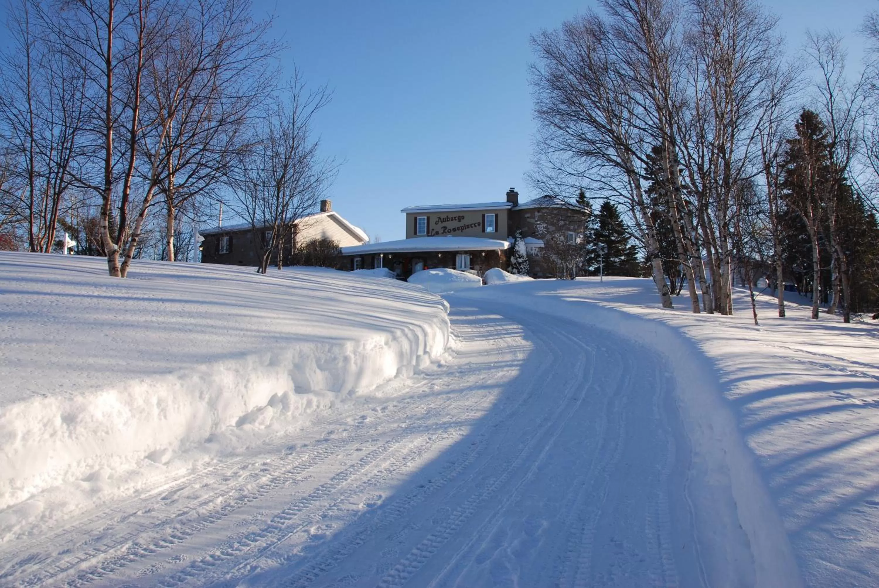 Facade/entrance, Winter in Auberge la Rosepierre bistro Henri
