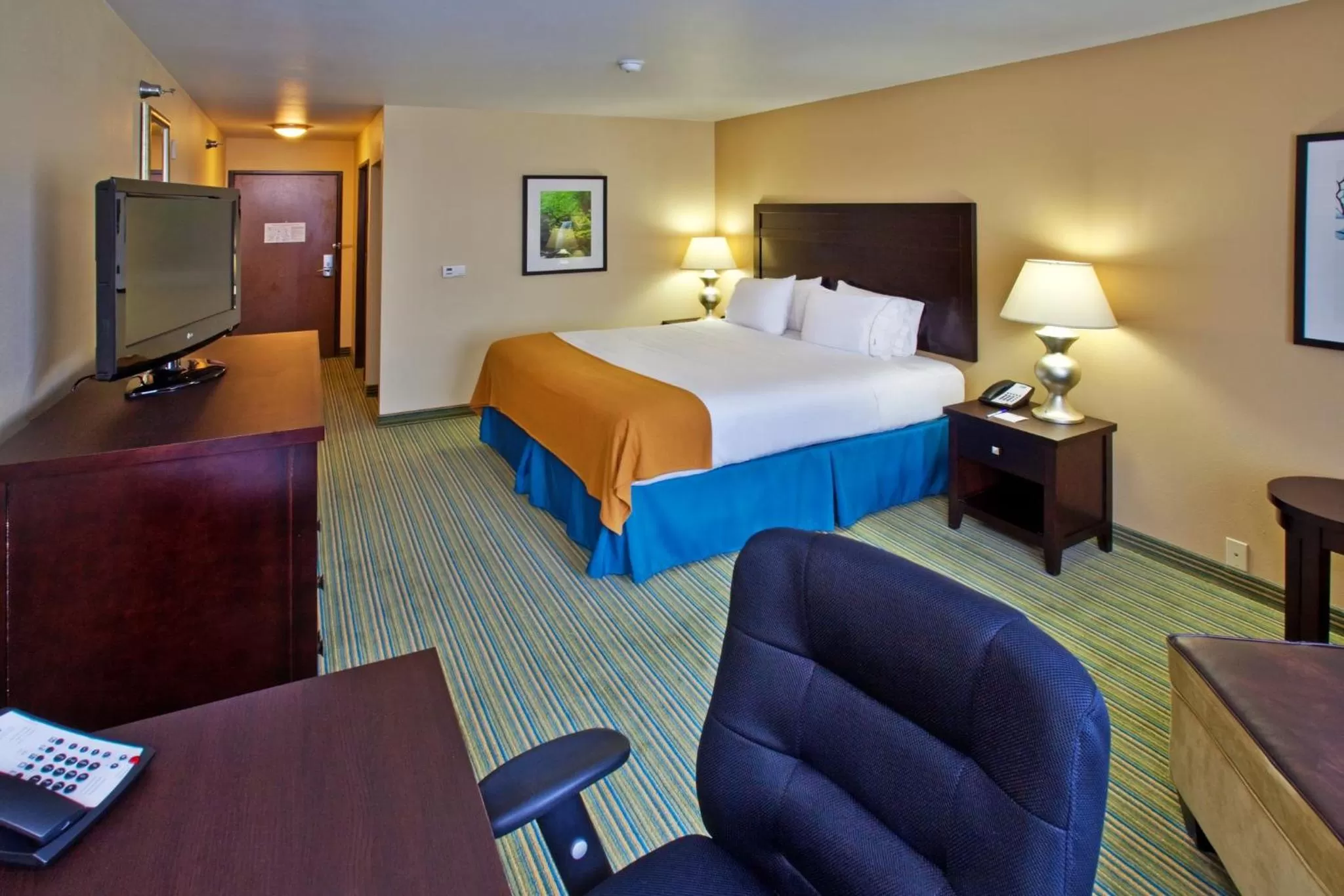 Photo of the whole room, Bed in Holiday Inn Express- Waterloo/Cedar Falls by IHG
