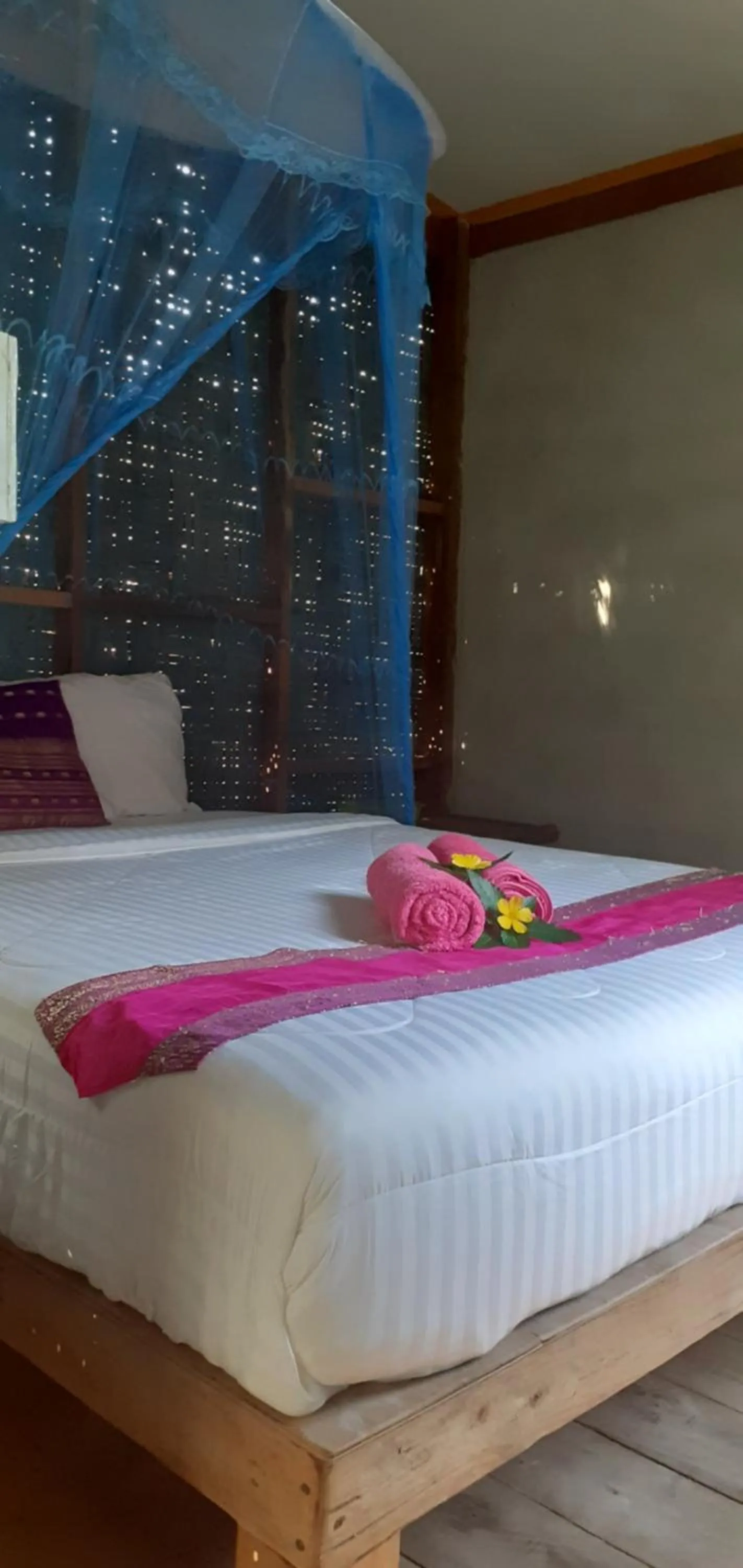 Bed in Lanta Maikeaw Bungalow