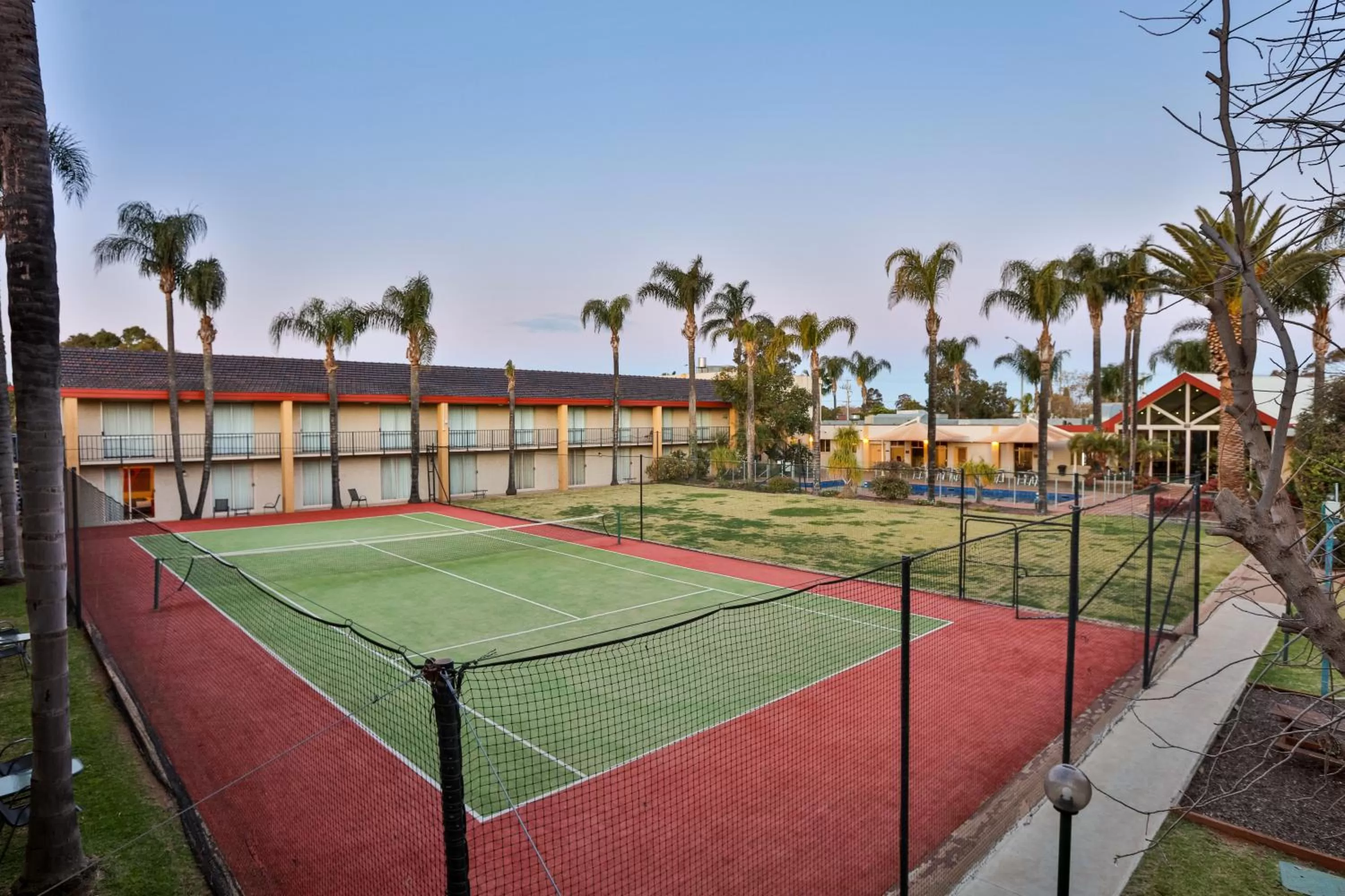 Tennis court in Mildura Inlander Resort