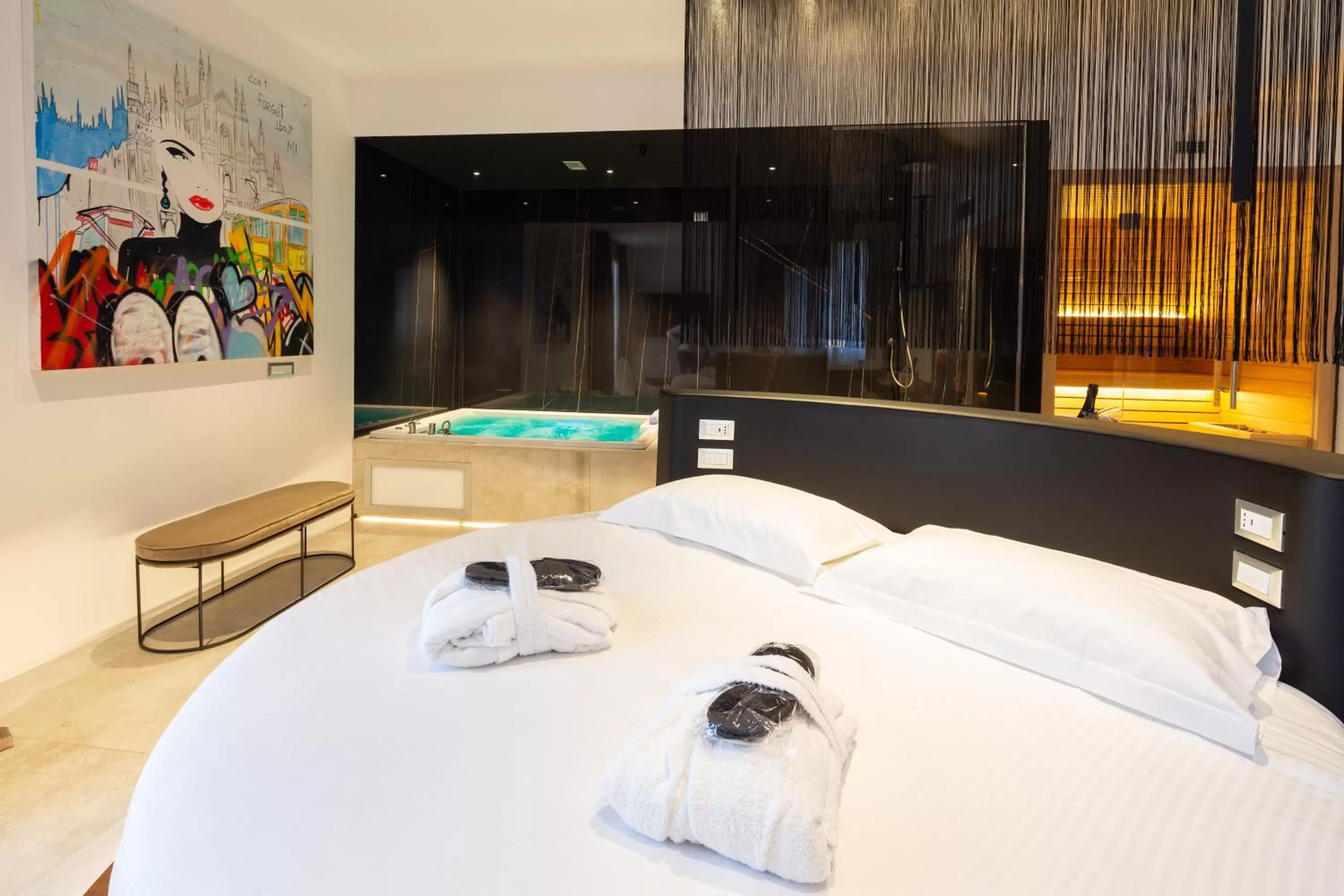 Hot Tub, Bed in The Corner Duomo Hotel