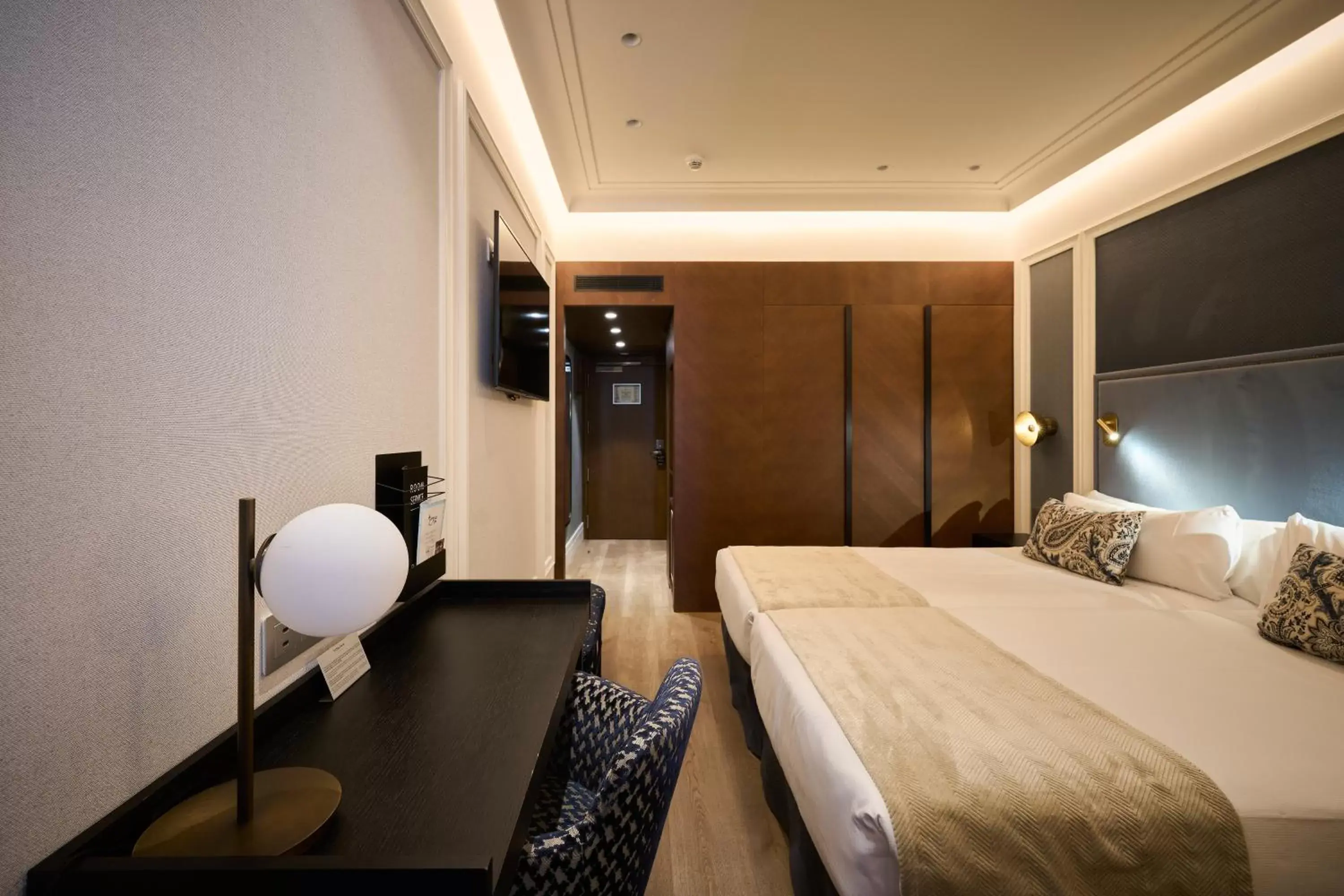 Family Room (2 Adults + 2 Children) in Catalonia Plaza Catalunya Family Room (2 Adults + 2 Children) in Catalonia Plaza Catalunya