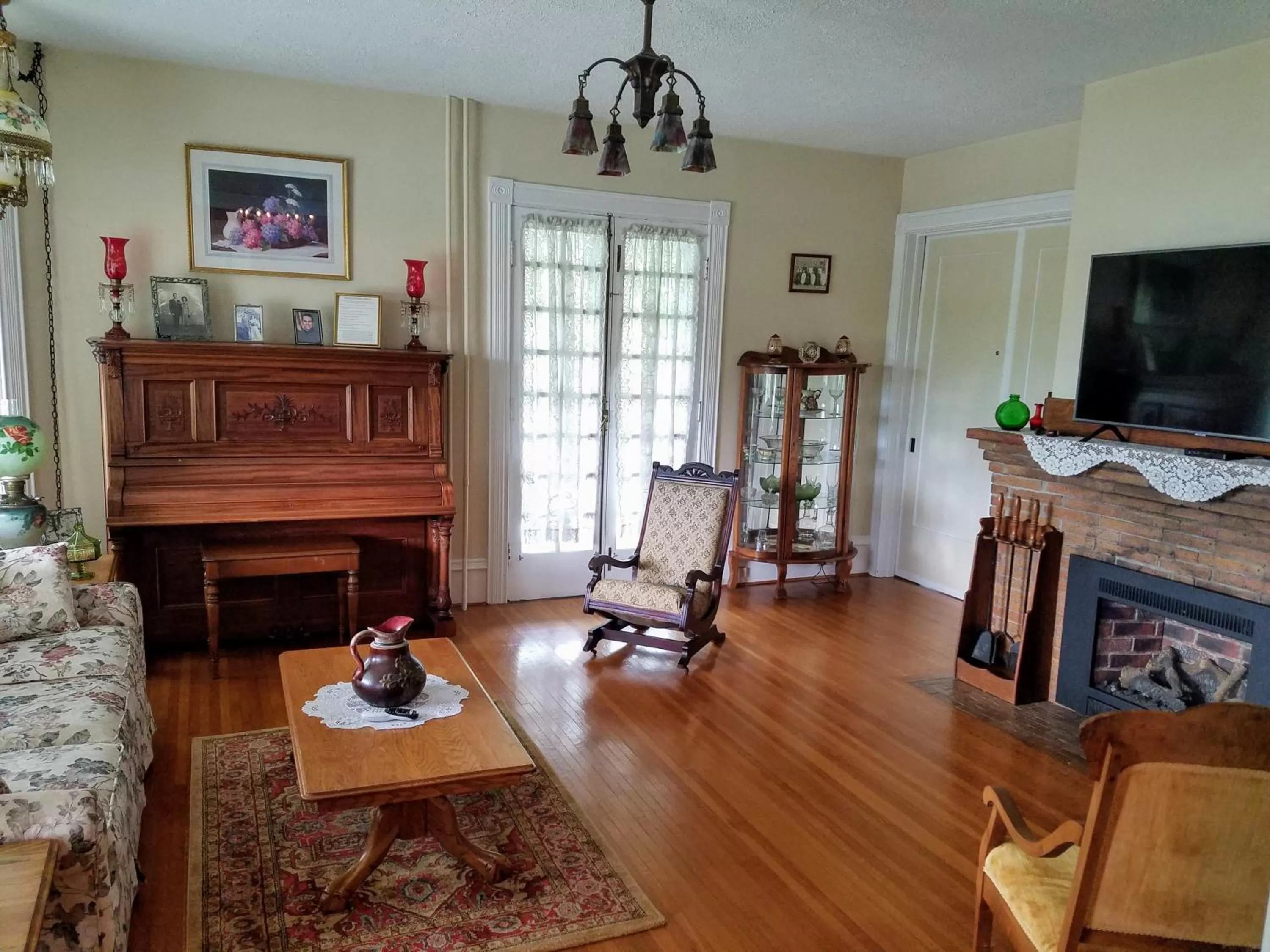 Communal lounge/ TV room, Seating Area in Hudson Manor Bed & Breakfast