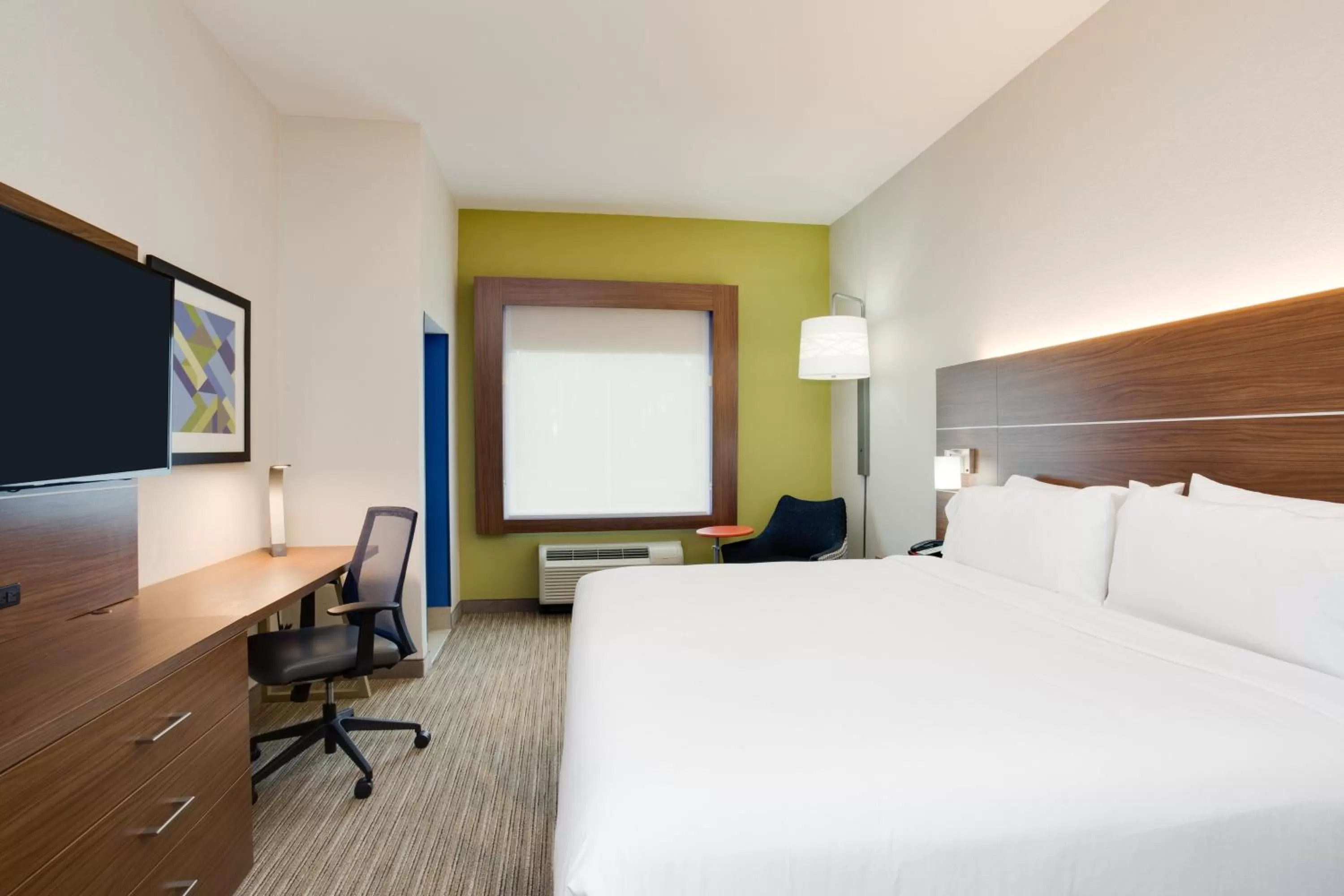 Photo of the whole room, Bed in Holiday Inn Express & Suites. by IHG