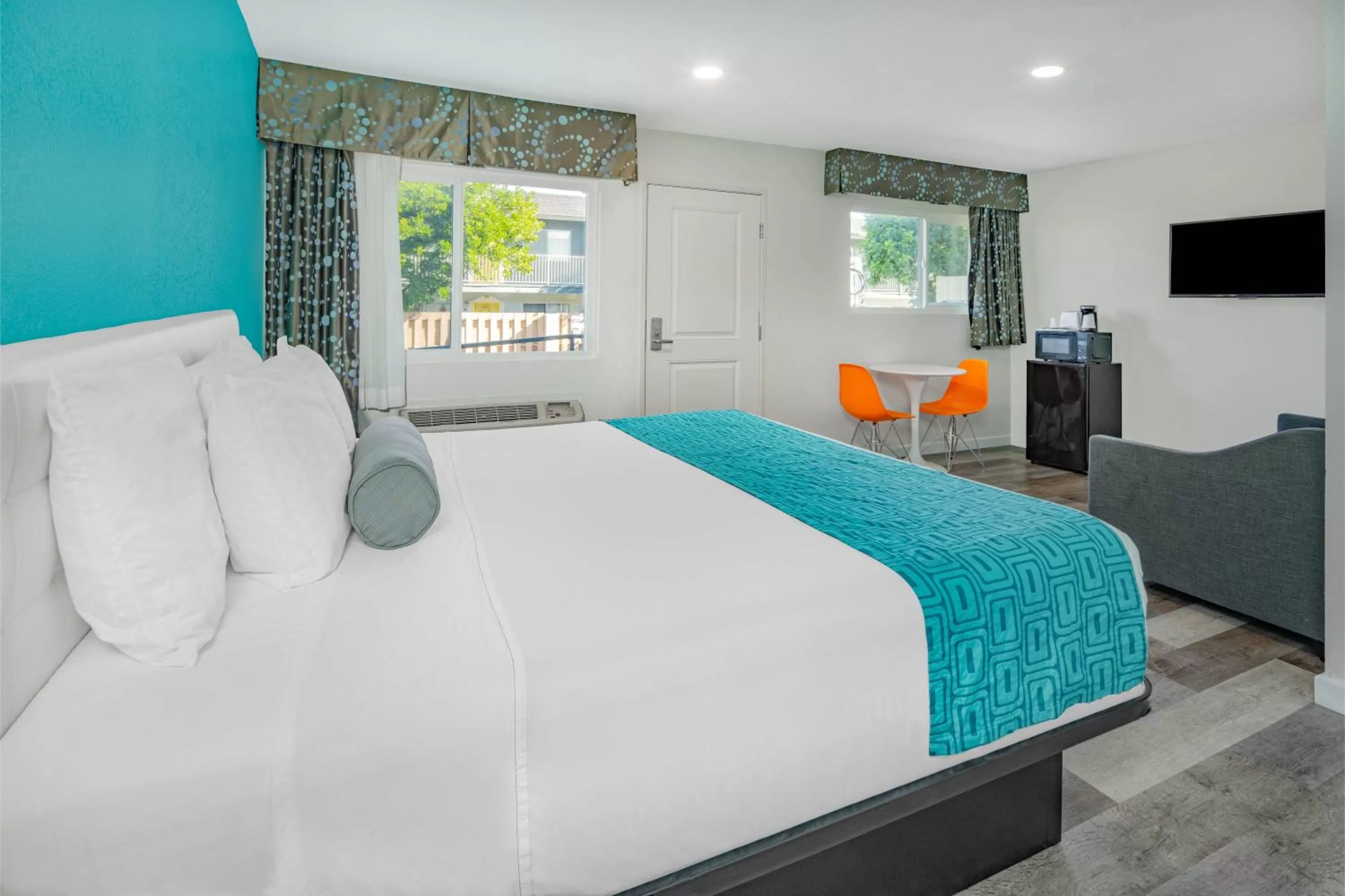 Bed in Howard Johnson Suites by Wyndham San Diego Chula Vista BayFront