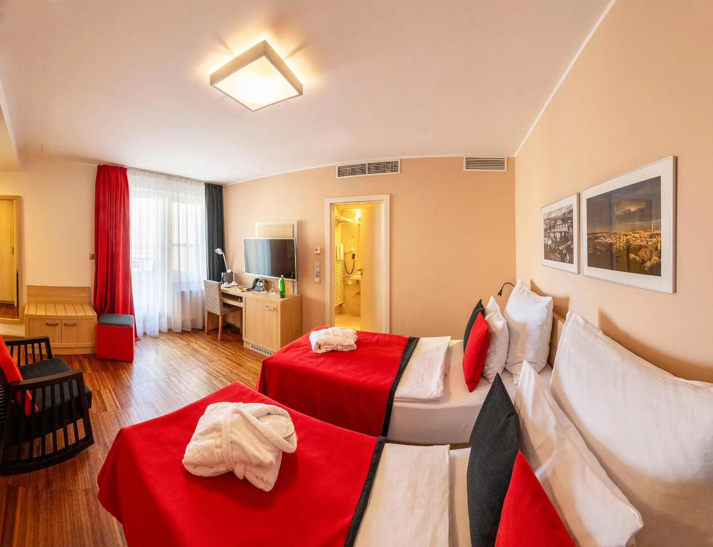 Seating area, Bed in Amarilis