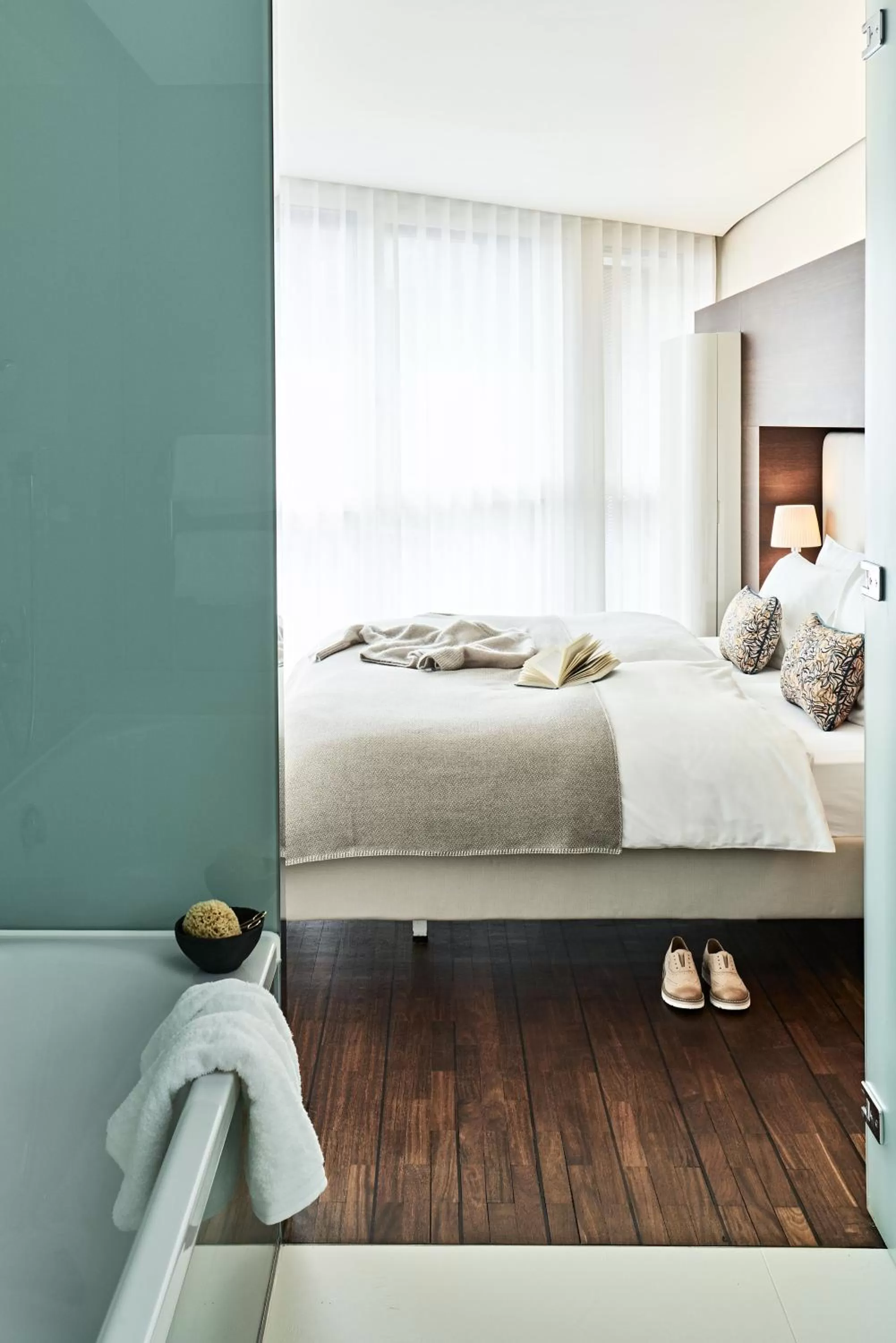 Bed in SIDE, Hamburg, a Member of Design Hotels