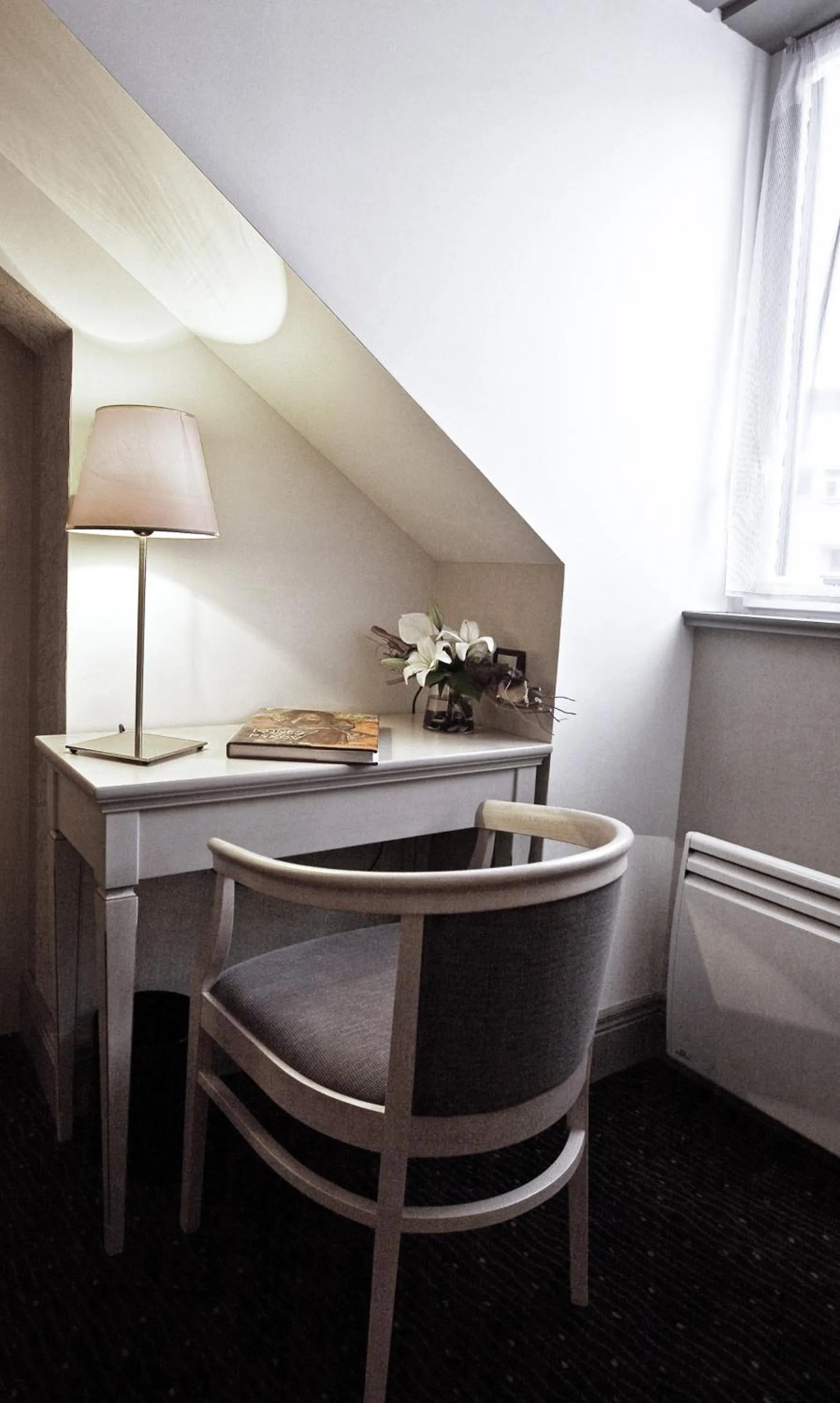 Seating area in Best Western Le Duguesclin Hôtel-Restaurant