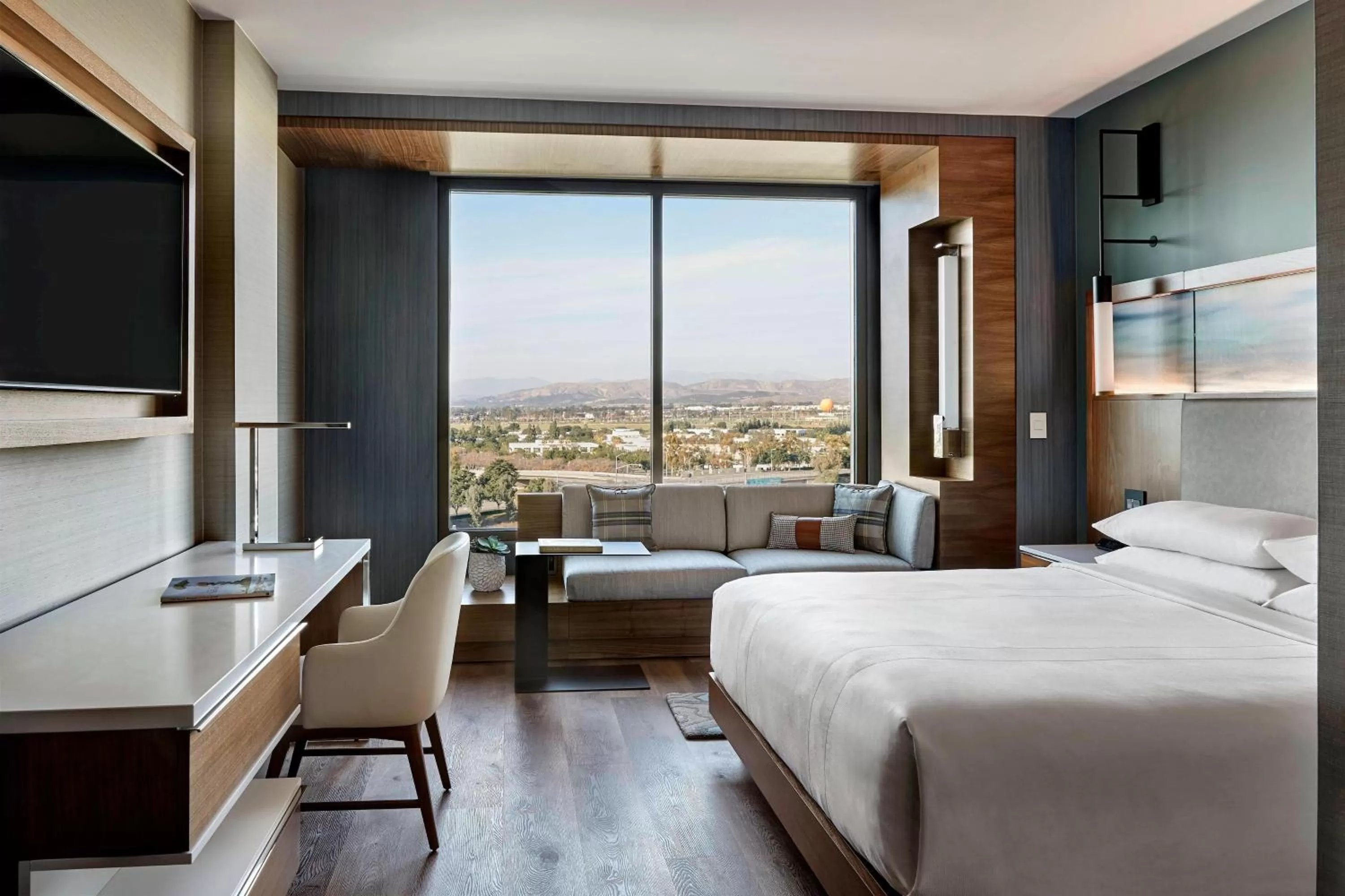 Photo of the whole room, Bed in Marriott Irvine Spectrum