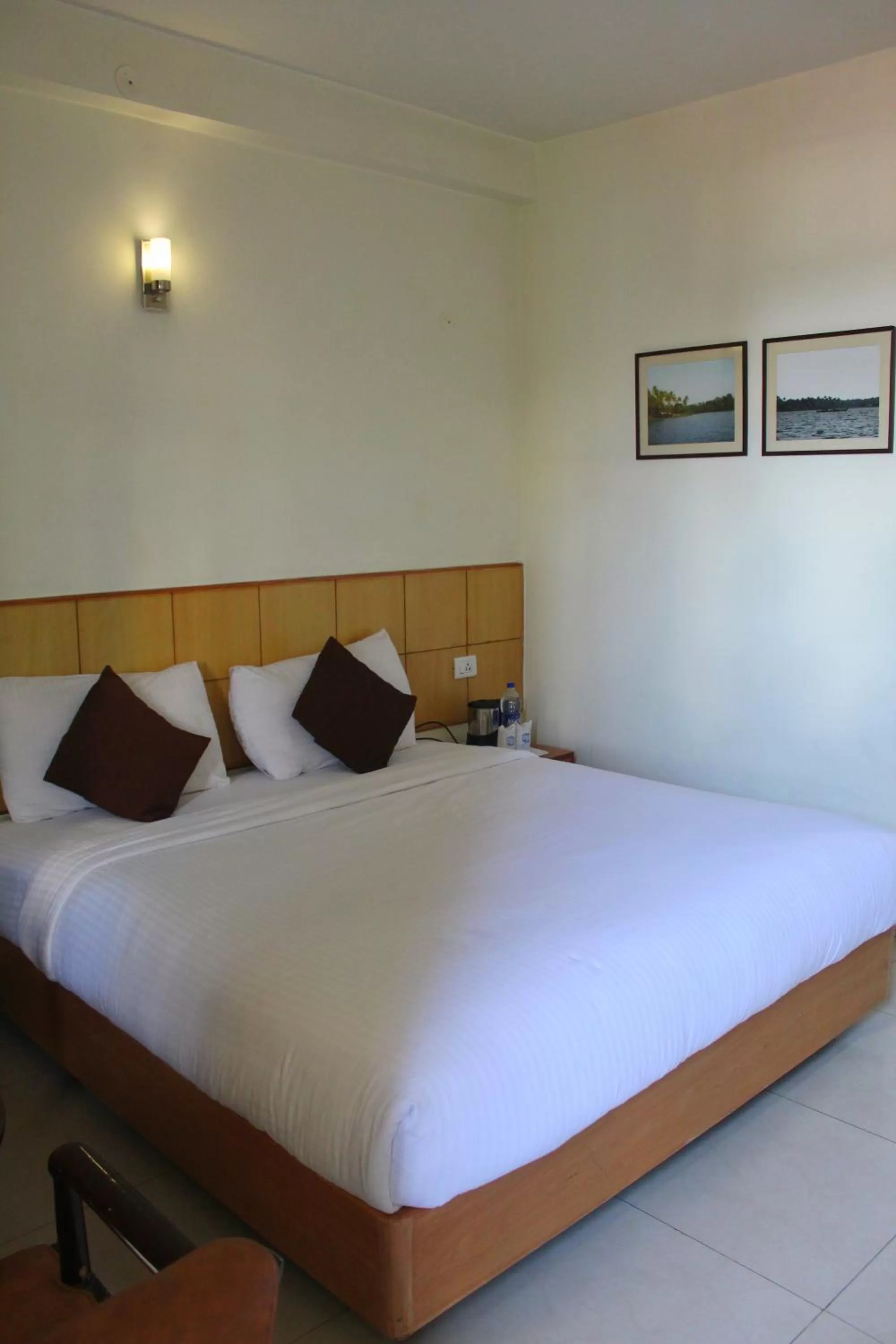 Bed in Hotel Broadways Inn