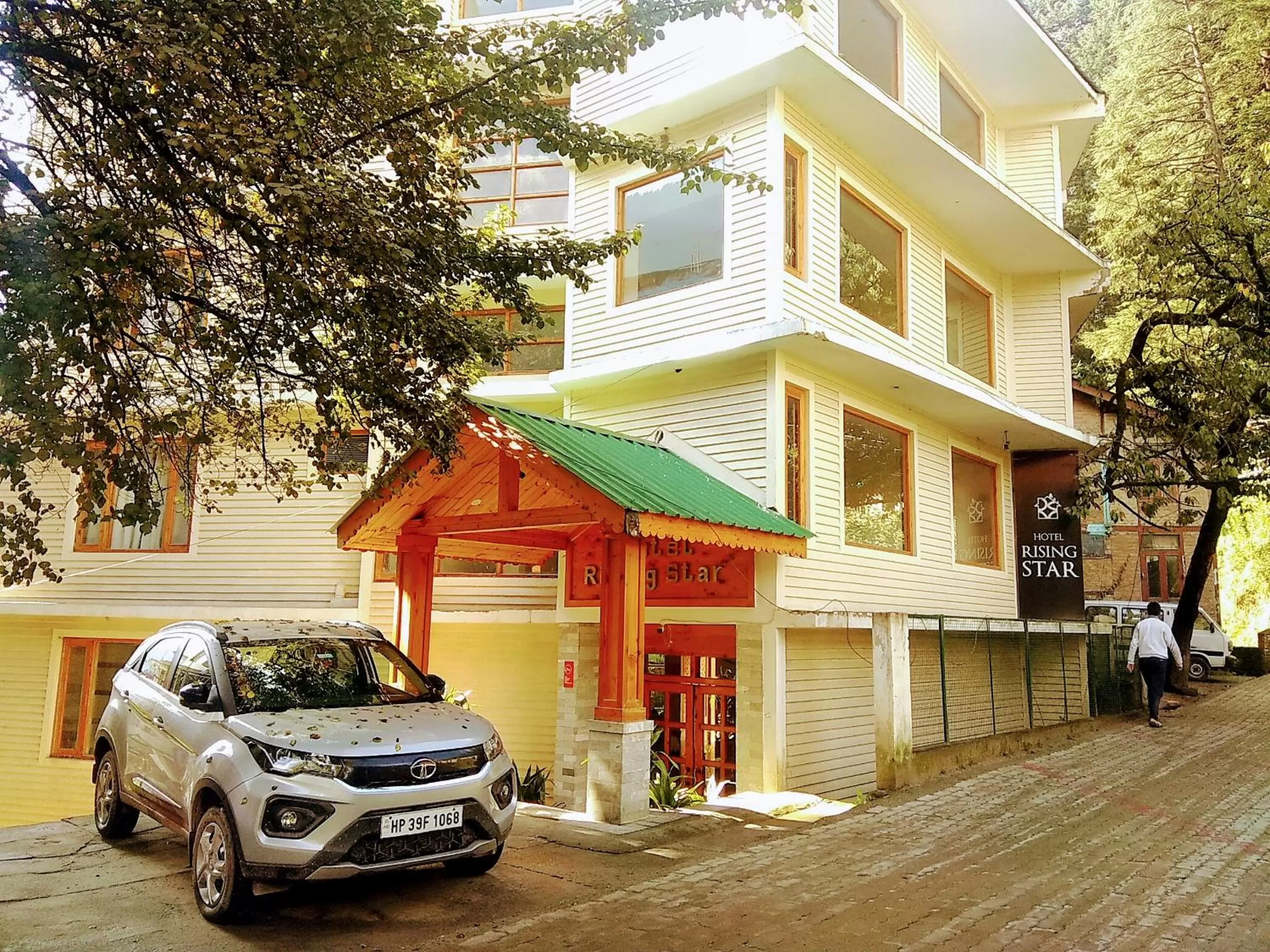Property building in Hotel Rising Star With Garden With Private Parking Near To Mall Road