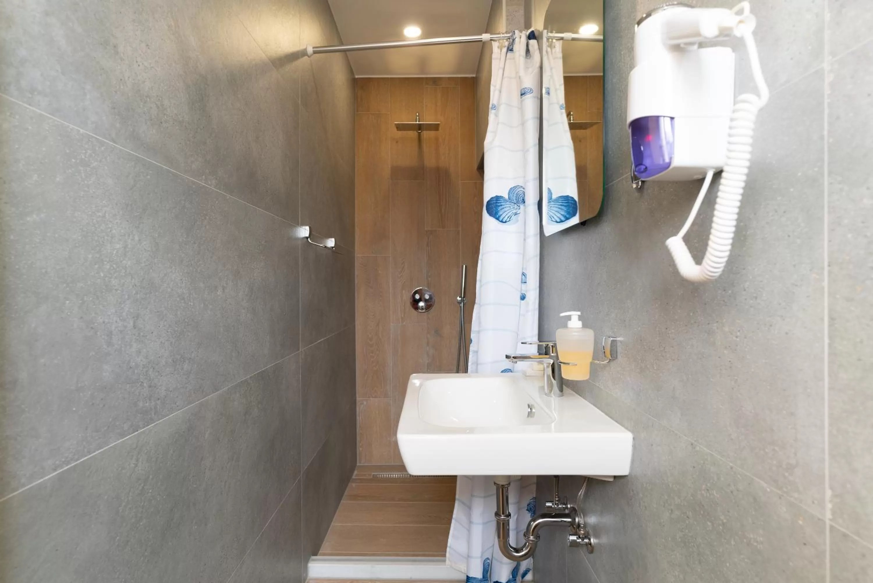 Shower in Ornament Hotel and Apartments