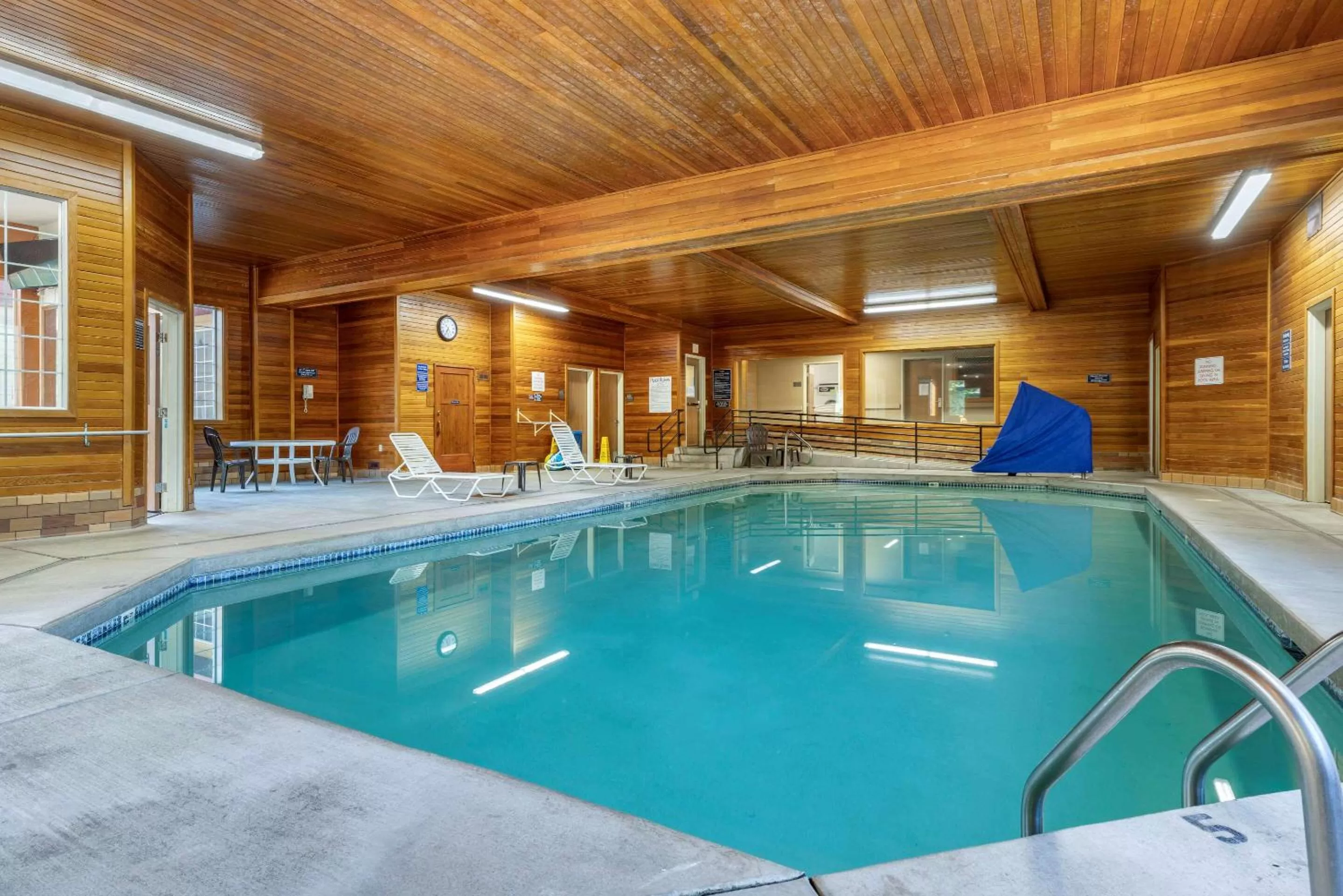 Swimming pool in Comfort Suites Salem