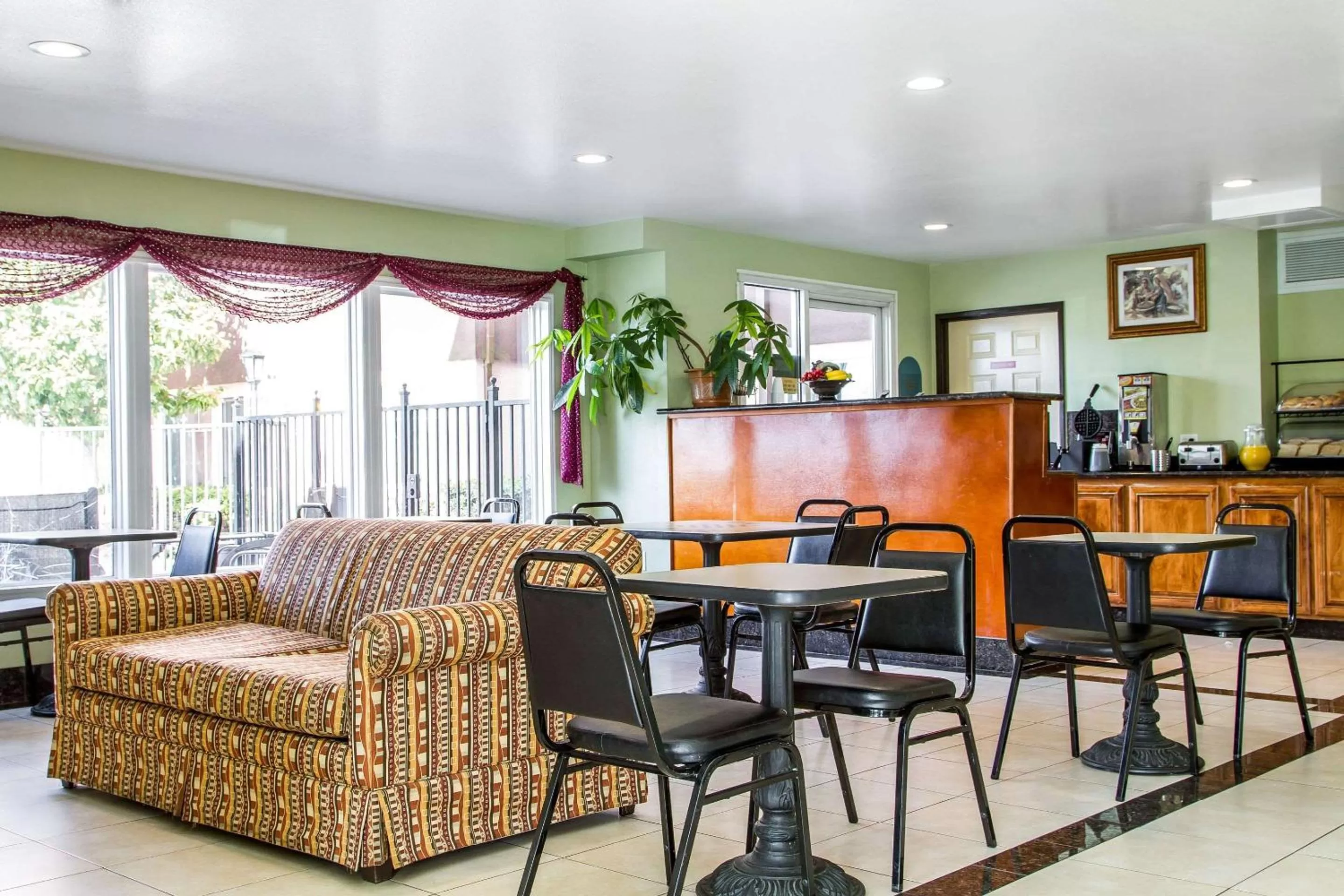 Restaurant/places to eat in Rodeway Inn & Suites Hayward - Oakland South