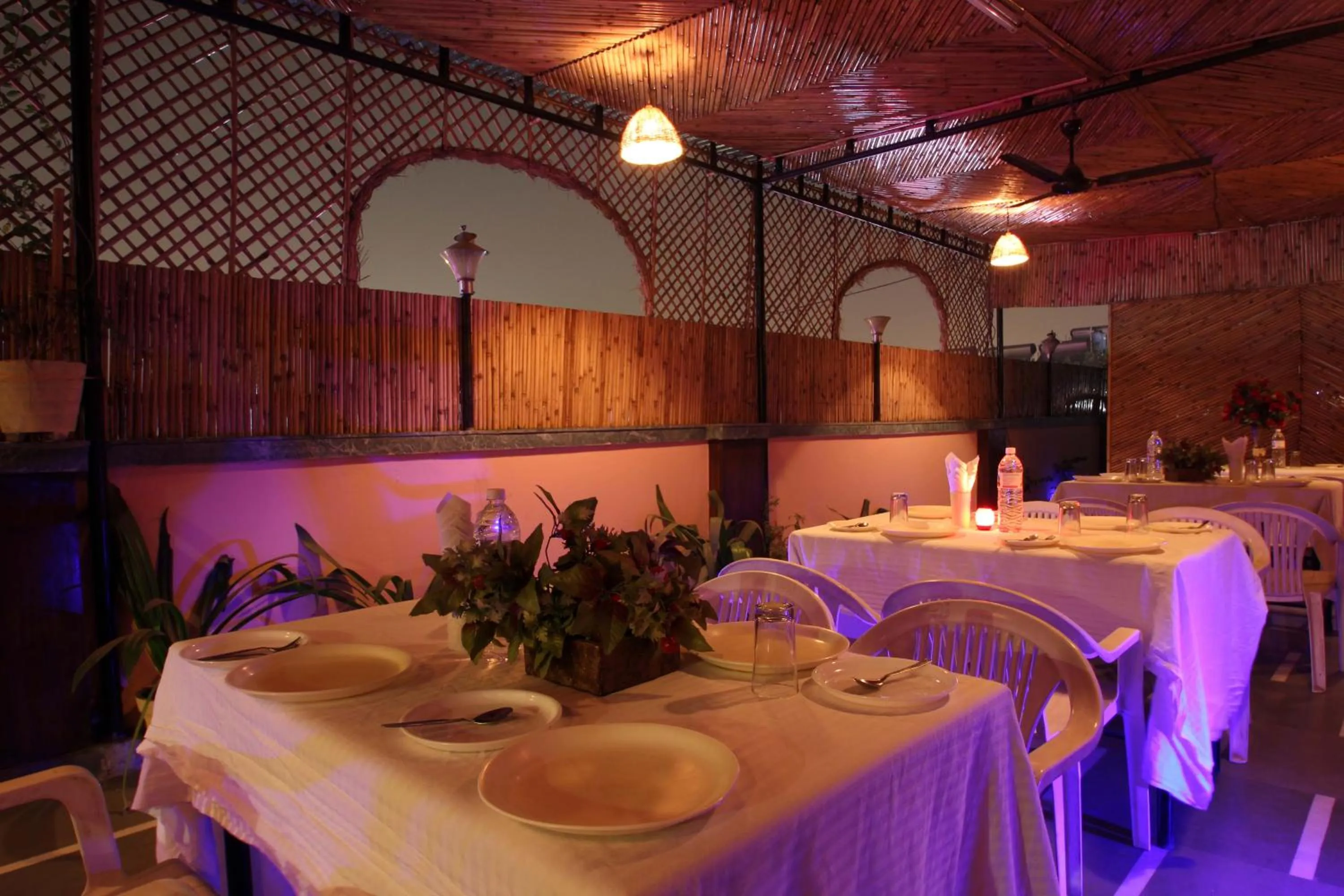 Restaurant/Places to Eat in Hotel Star View