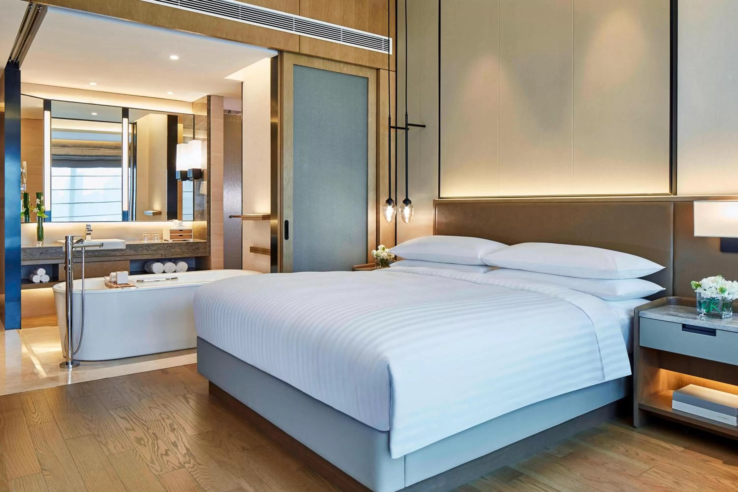Photo of the whole room, Bed in Hangzhou Marriott Hotel Qianjiang