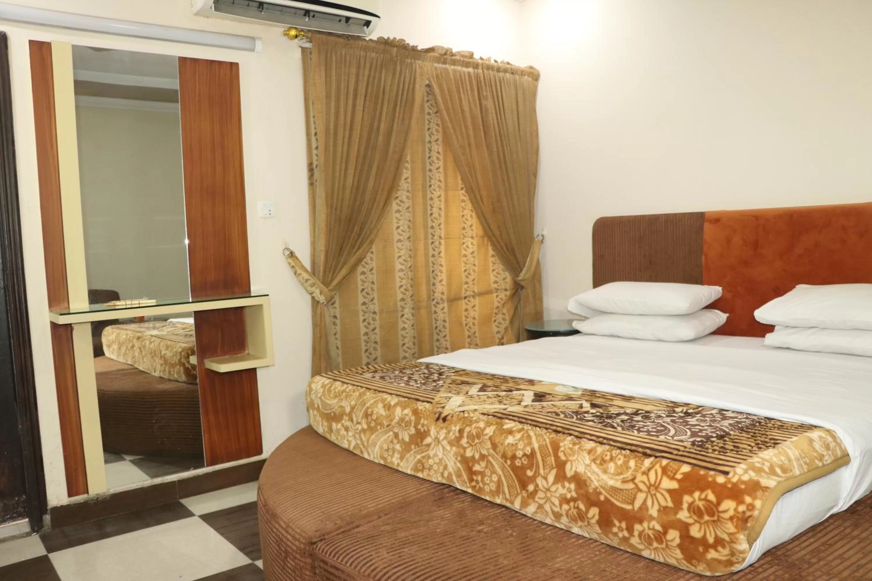 Bed in Hotel Grace inn