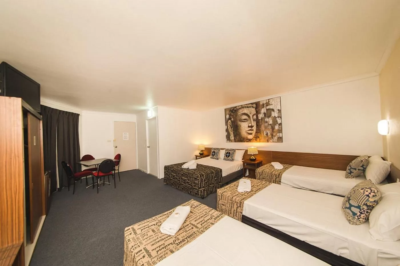 Bed in Hampton Villa Motel