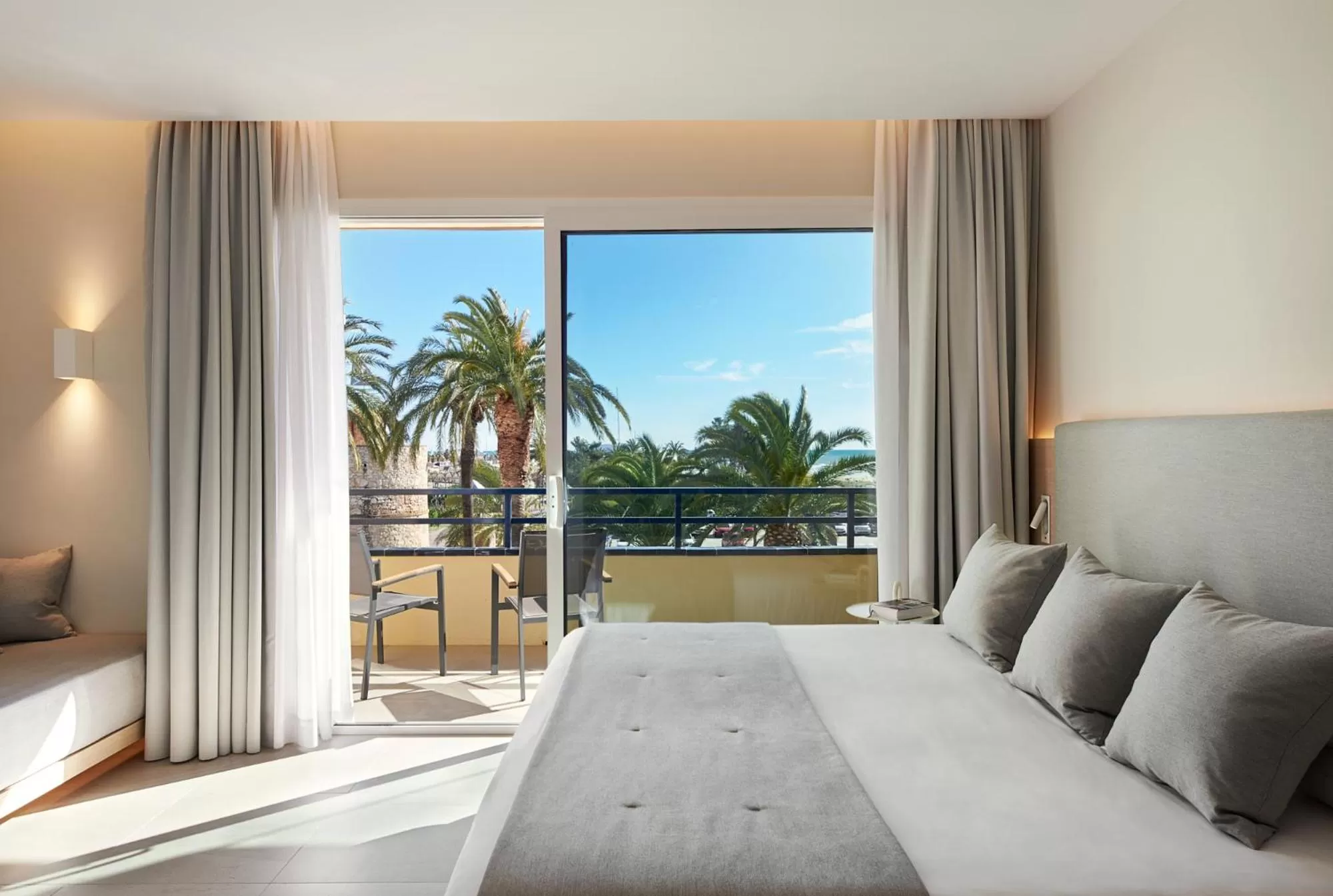 Sea view, Bed in Hotel restaurant Ceferino