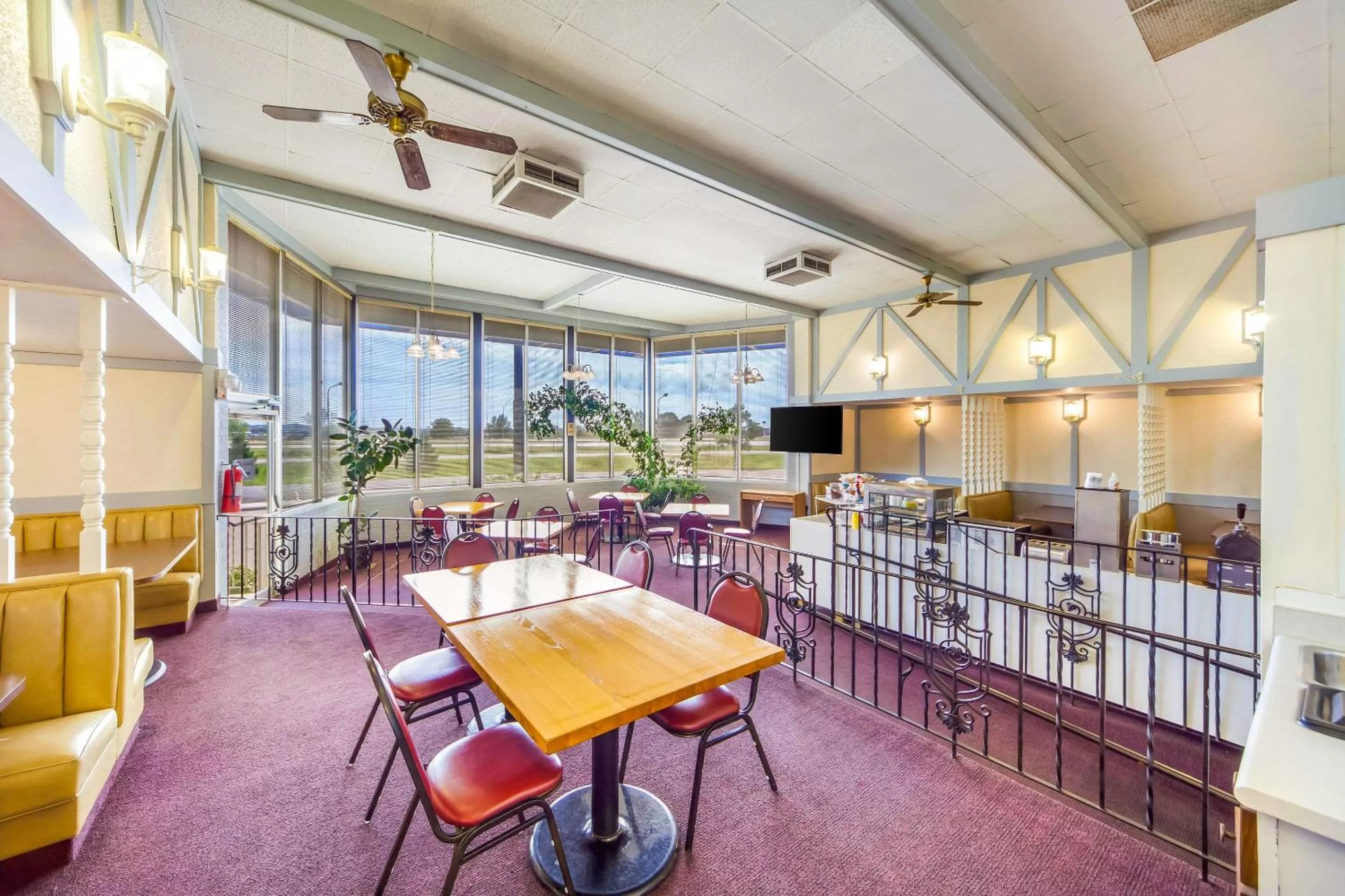 Restaurant/places to eat in Hospitality Inn