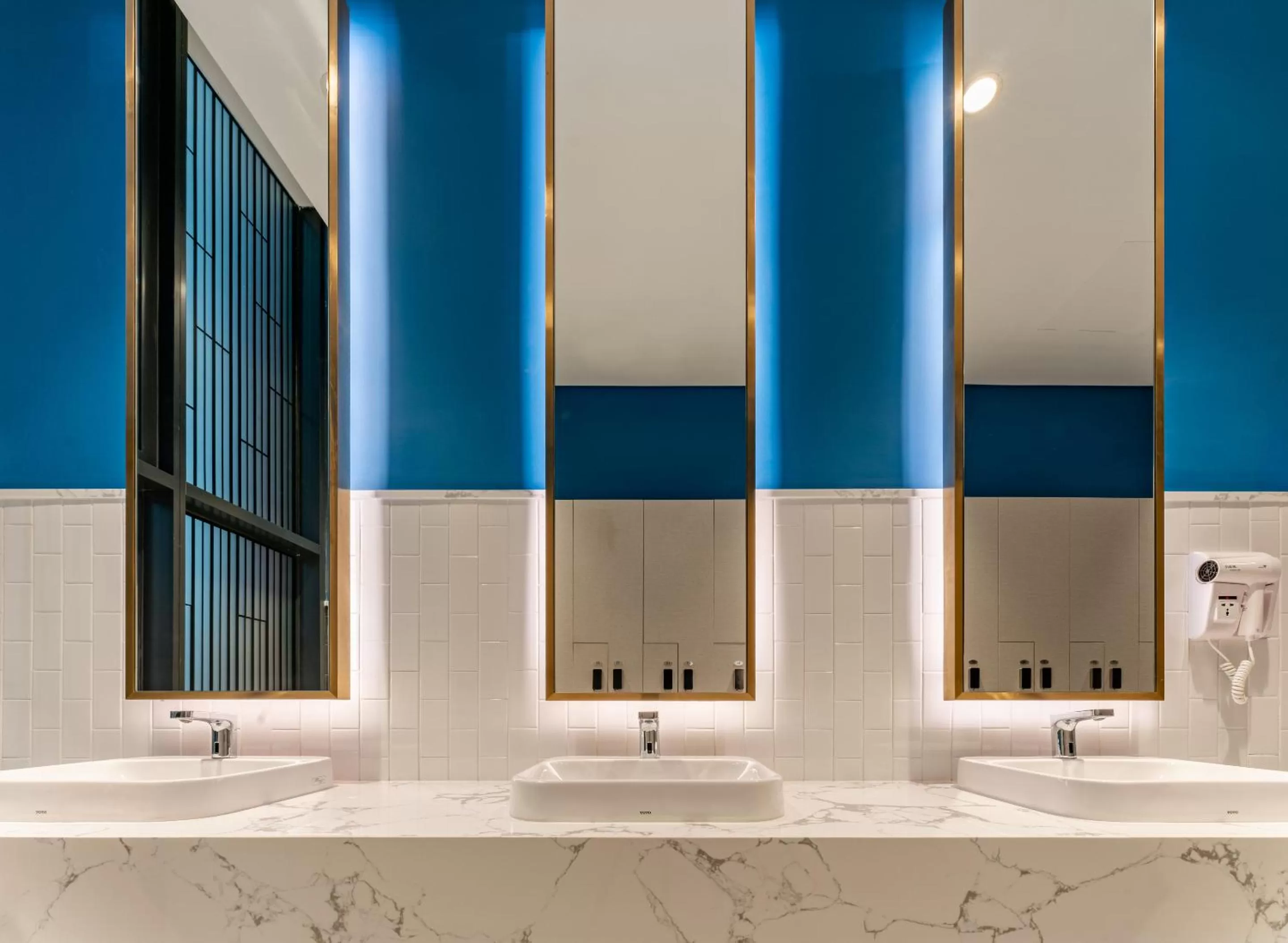 microwave in Eastin Hotel & Residences Hanoi