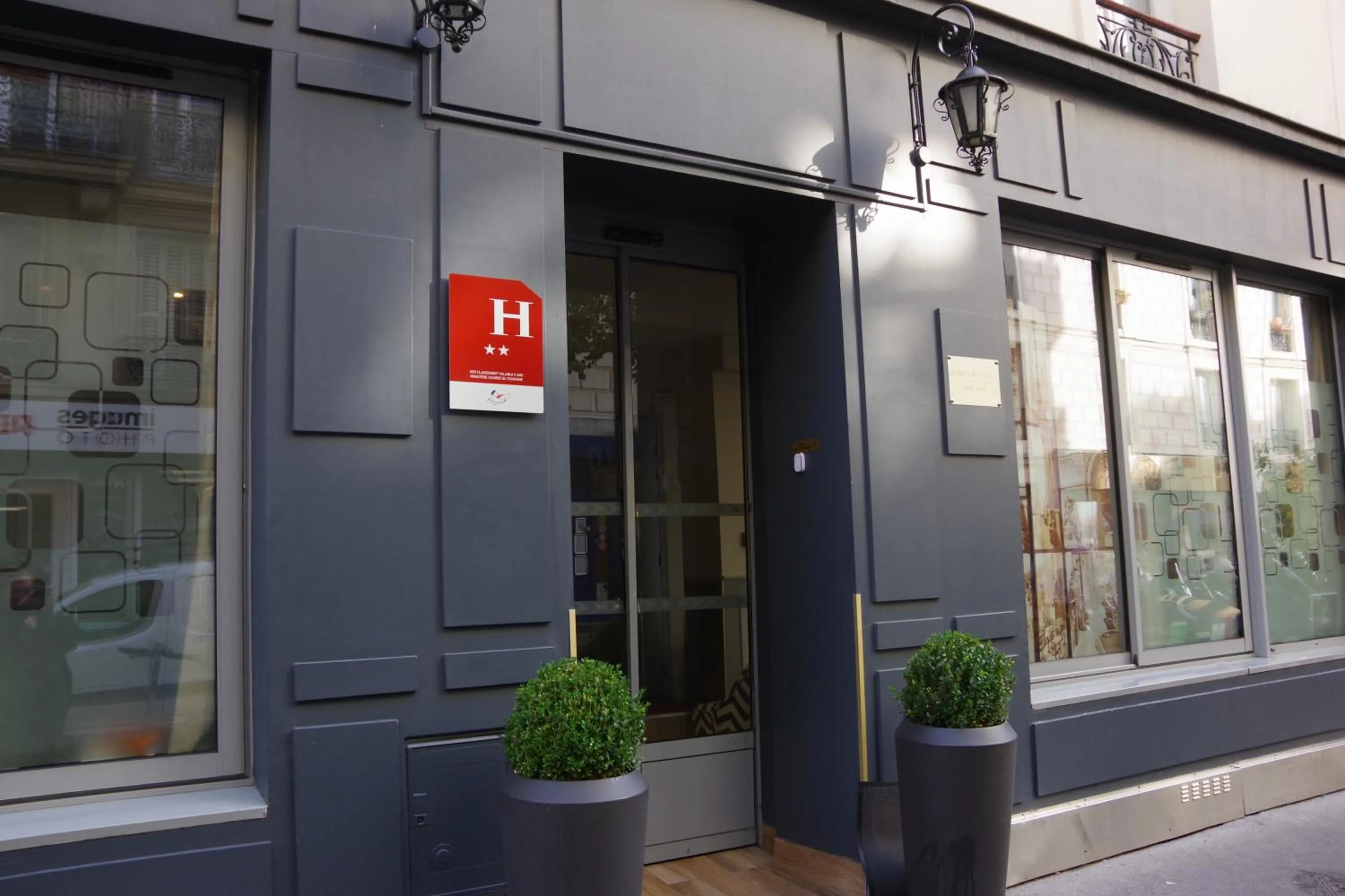 Facade/entrance in District Republique